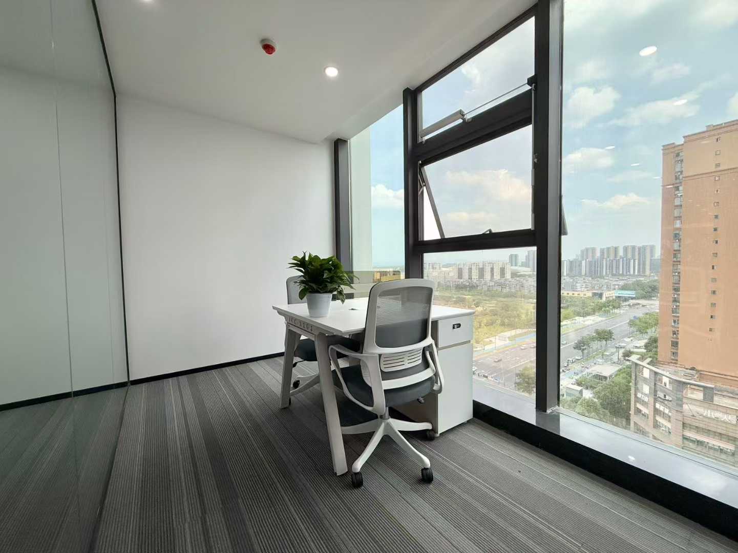 高新中和版块 6号线张家寺地铁口 服务面积148平 3隔间12工位 电梯口 适合创业/办事处 香榭国际办公室出租