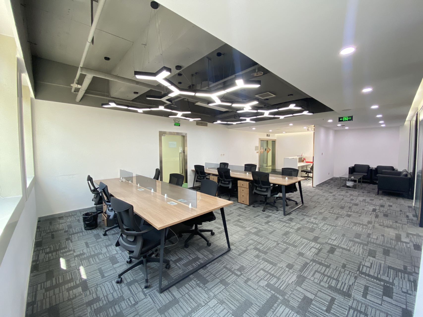 世纪城地铁400米 户型方正 187平方 3隔间15工位 双面采光 带家具 首东置业办公室出租