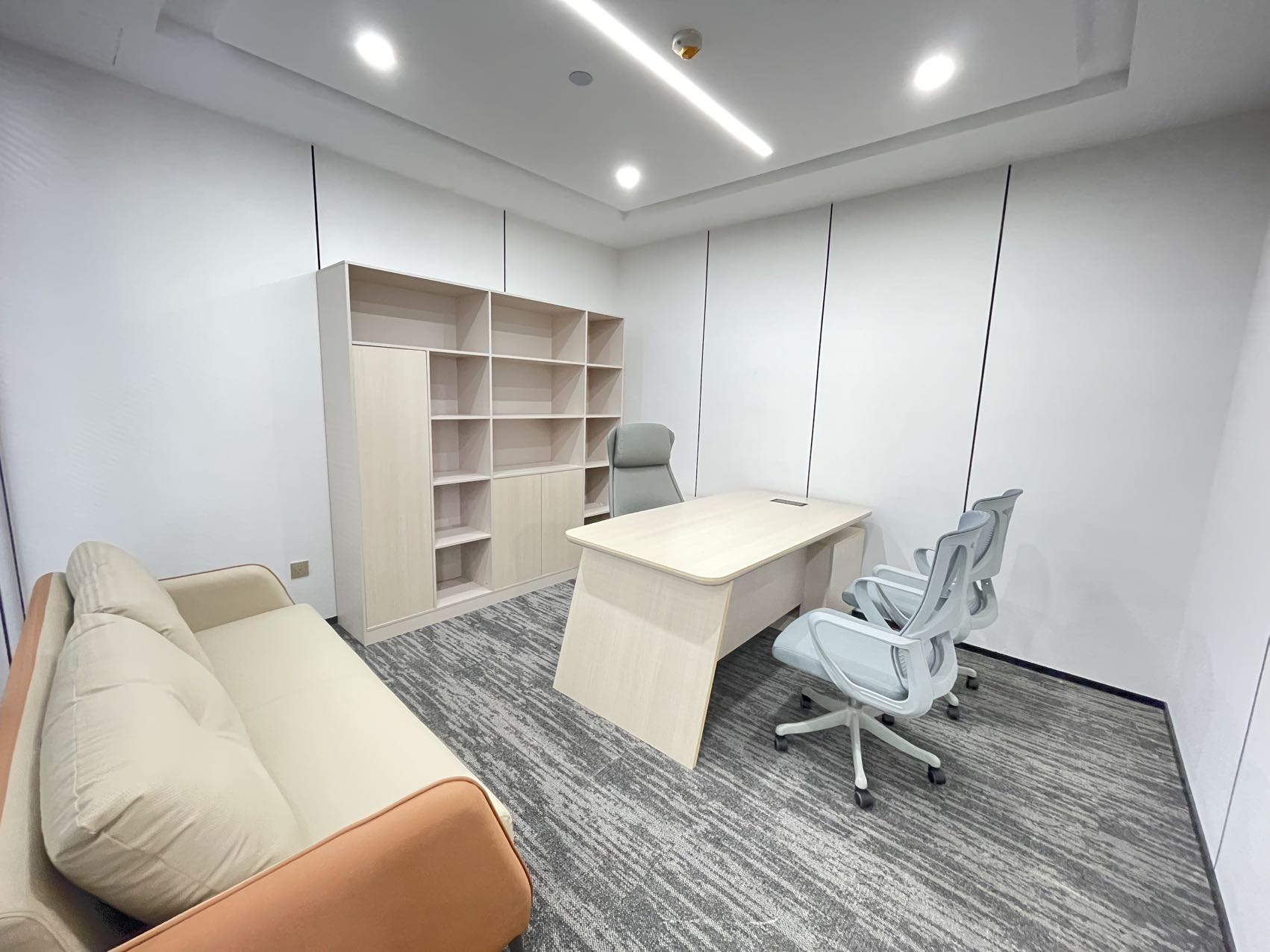 1号线世纪城地铁400米 160平方 4隔间14工位 精装带家具 工区24小时 户型方正 首东置业办公室出租