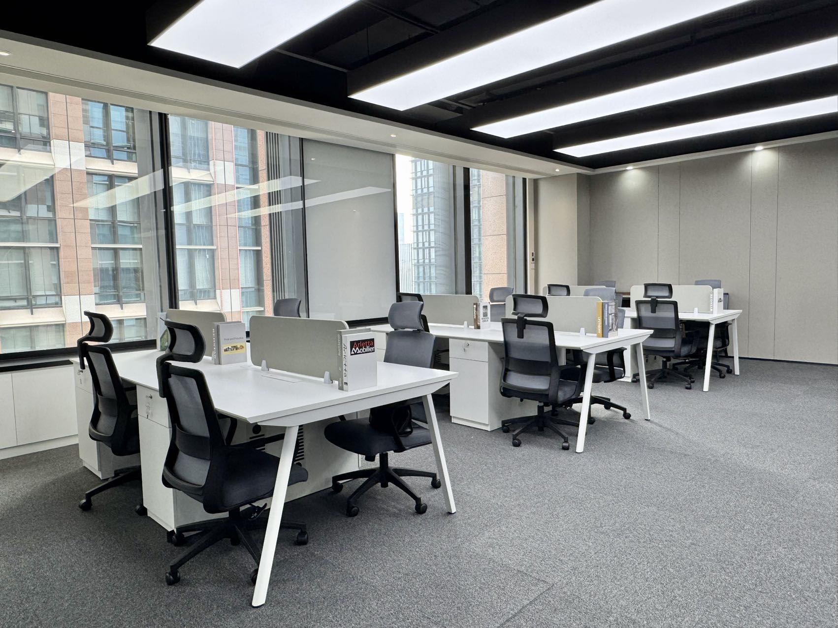 金融城地铁口超甲楼宇 电梯口 248平方 4隔间24工位 精装带家具 业主直租 中国华商金融中心办公室出租