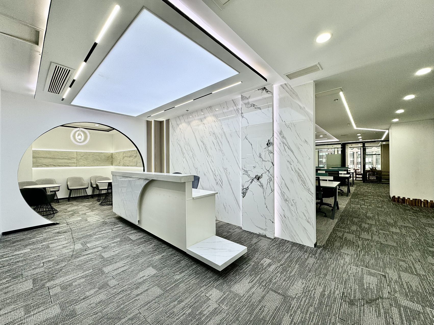 武侯区桐梓林地铁口 409平大面积 7隔间40工位带前台和接待区 户型方正 大老板间 新希望大厦办公室出租