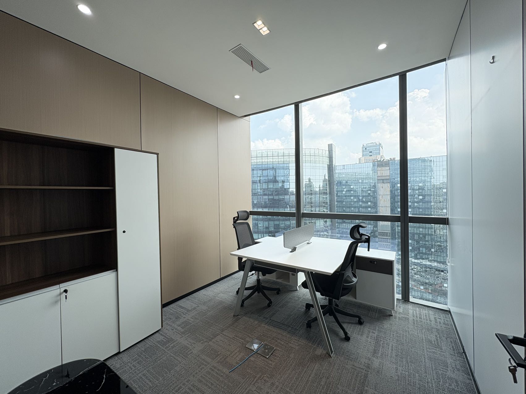 高新区大源版块甲写  8隔间10工位 隔间多 服务面积419平 精装带家具 视野巴适 复城国际办公室出租