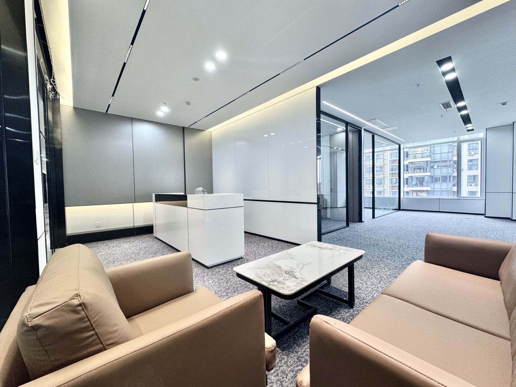 红牌楼新楼盘 电梯口双面采光户型 532平方 7隔间36工位 带大老板大会议室 24小时空调 鼎冠中心办公室出租