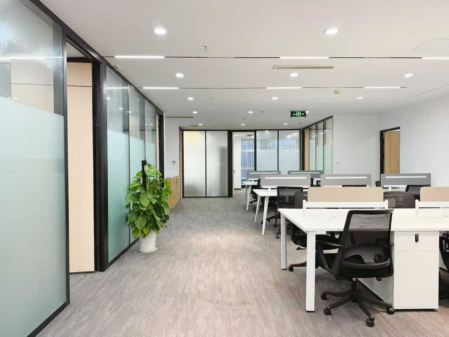 天府三街超甲24小时空调楼宇 朝南双面采光 电梯口 402平 5隔间41工位 精装带家具 节能大厦办公室出租