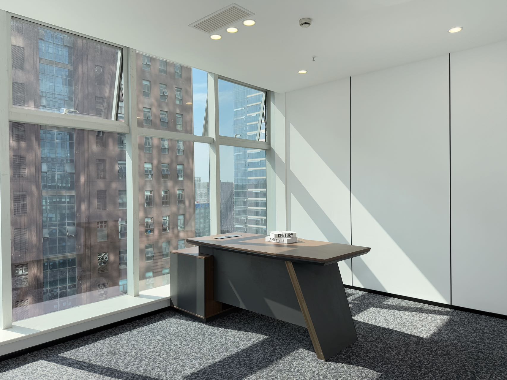 天府三街甲写精装电梯口好房 4隔间20工位 西南双面采光  视野和采光都非常巴适 香年广场办公室出租