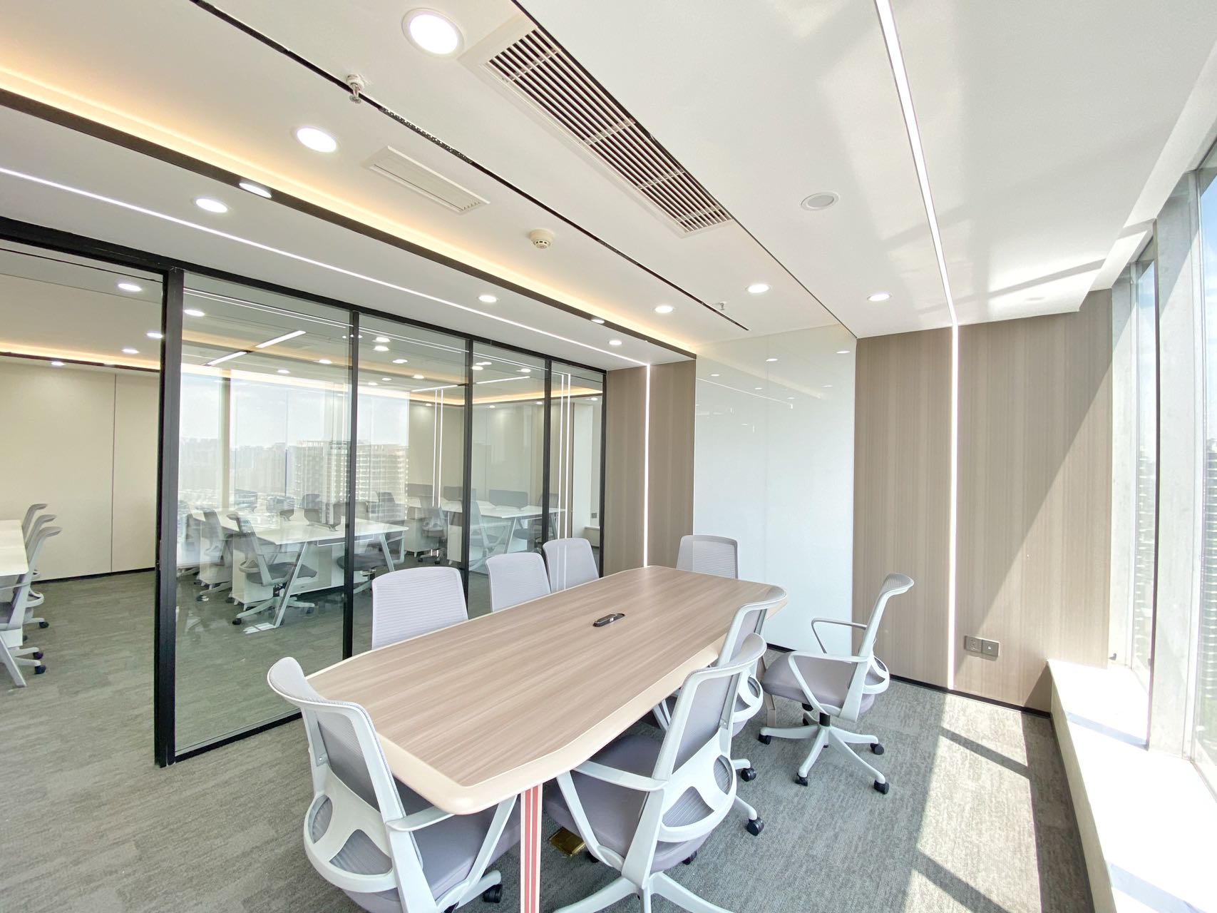 锦江区东门大桥地铁口 按套出租4隔间18工位 24小时空调 双面采光 东方广场办公室出租