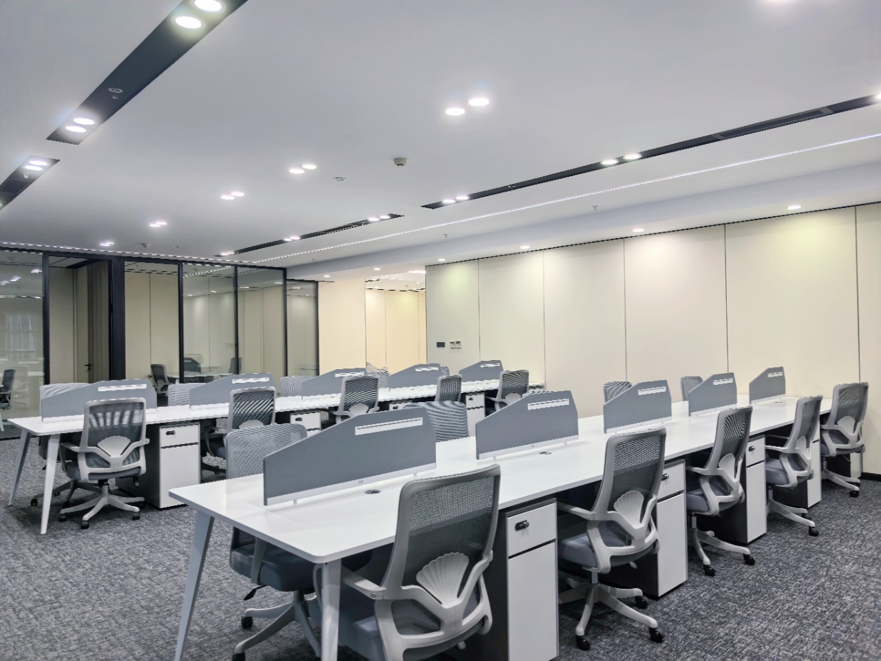 高新区超甲品质楼盘 24小时空调 电梯口户型 307平 5隔间20工位 单价85元/平/月 节能大厦办公室出租