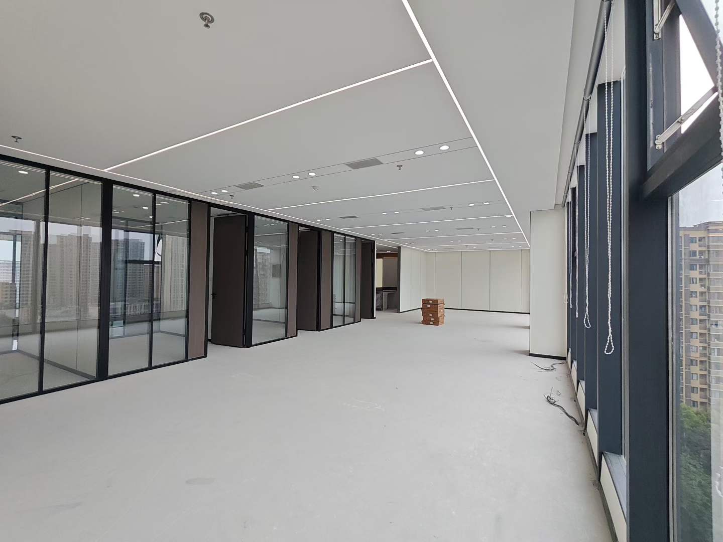 西门金牛区2号线金周路地铁三四百米 7隔间+32工位 大落地窗 大老板间 通透采光好 精装带家具 电梯口 安格斯创汇中心办公室出租