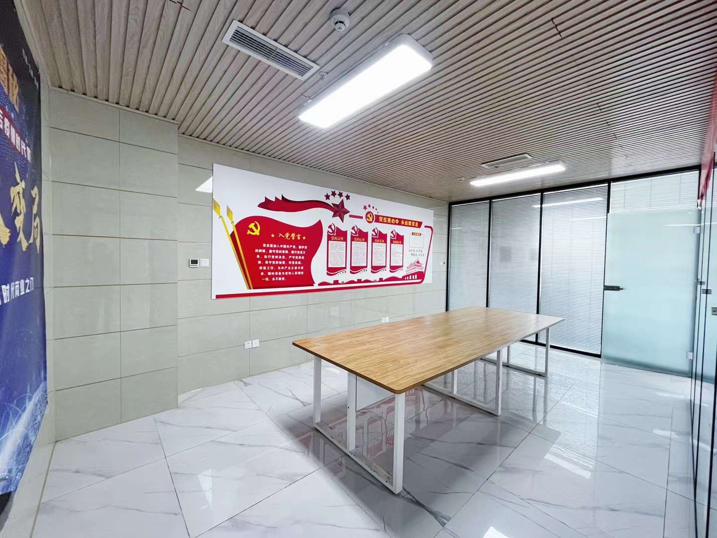 锦城广场东区地铁口 2隔间24工位  视野开阔 户型方 带阳台 精装带家具  环球中心