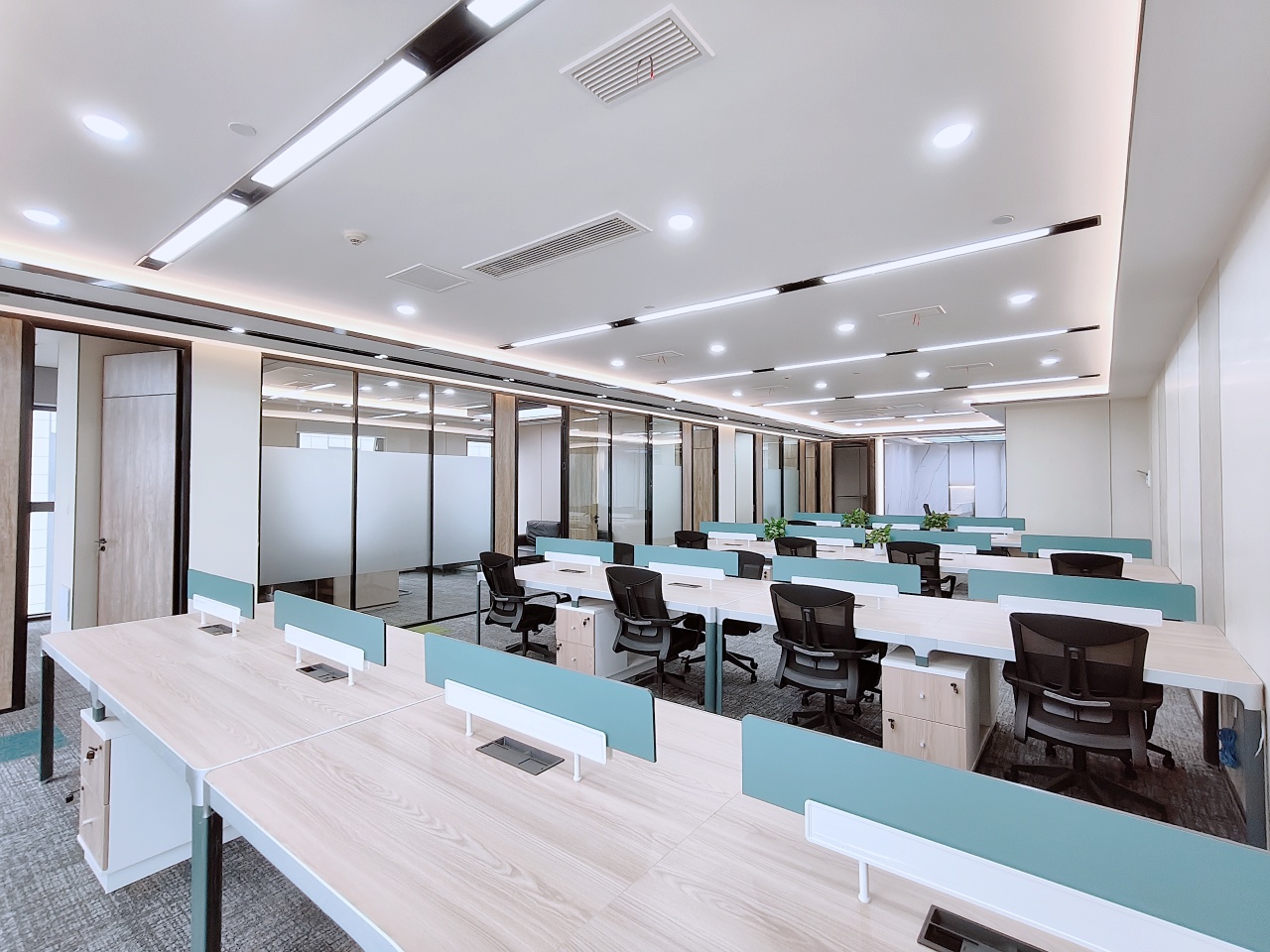 西门青羊区 成都西站地铁口 323平方 6隔间40工位带会议室 双面采光 24小时空调 安格斯恒通办公室出租