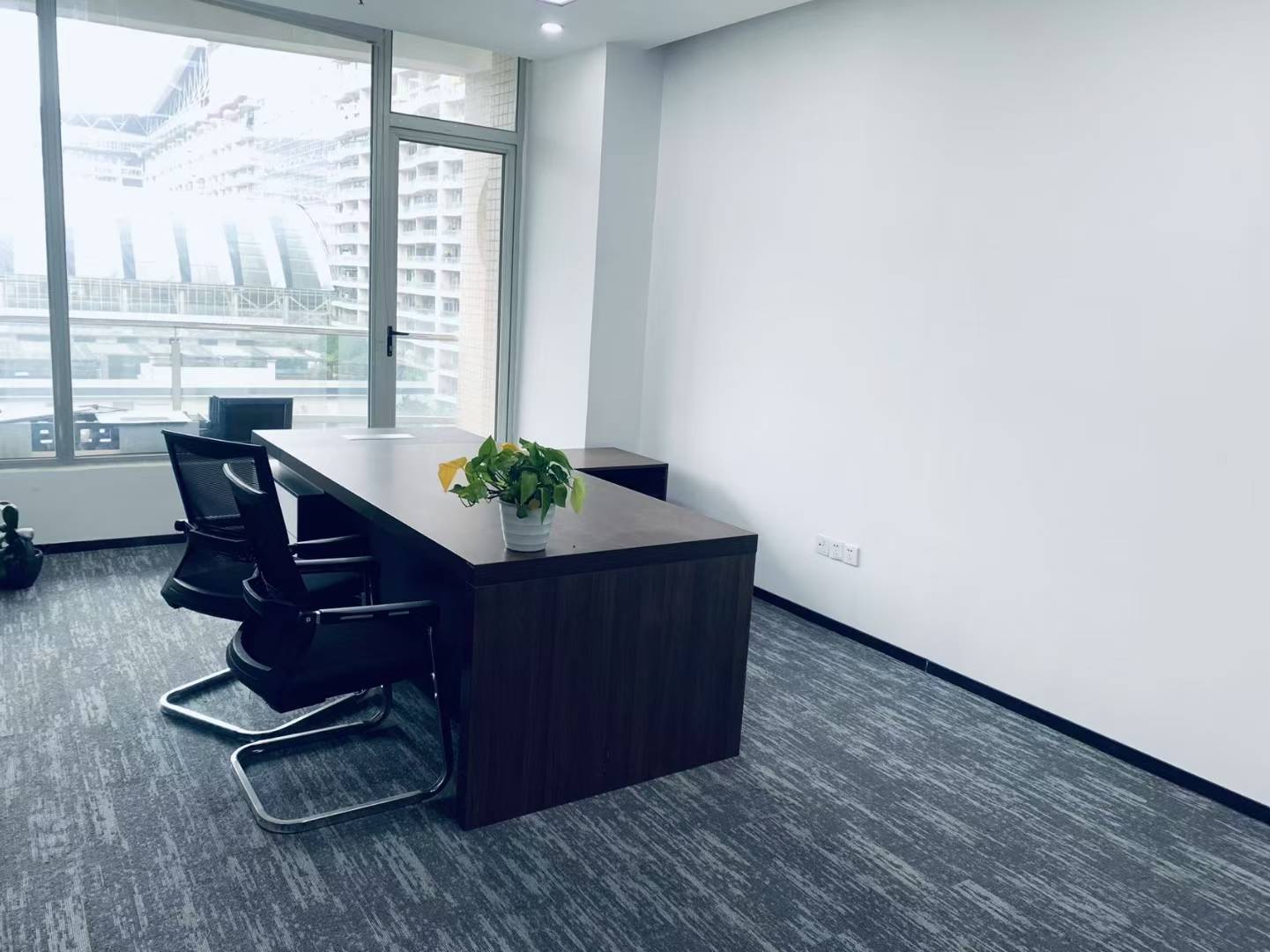 环球中心东区地铁口 空调早九晚十 4隔间24工位 特价1.2w含物业费 双阳台 环球中心办公室出租