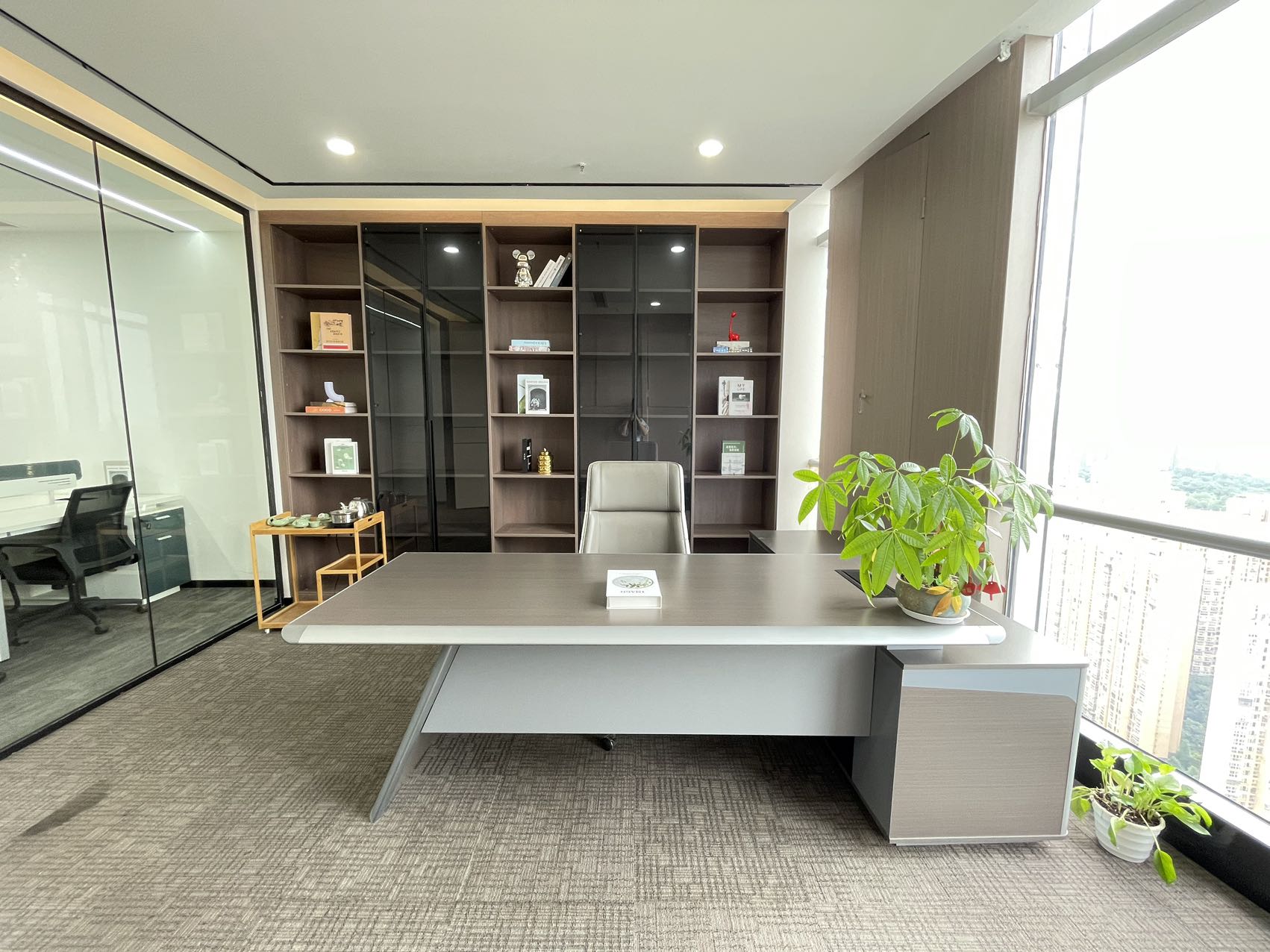 锦江区2号线洪河地铁两三百米 118平稀缺小面积 2隔间12工位 视野巴适 老板间大 绿地468锦峰办公室出租