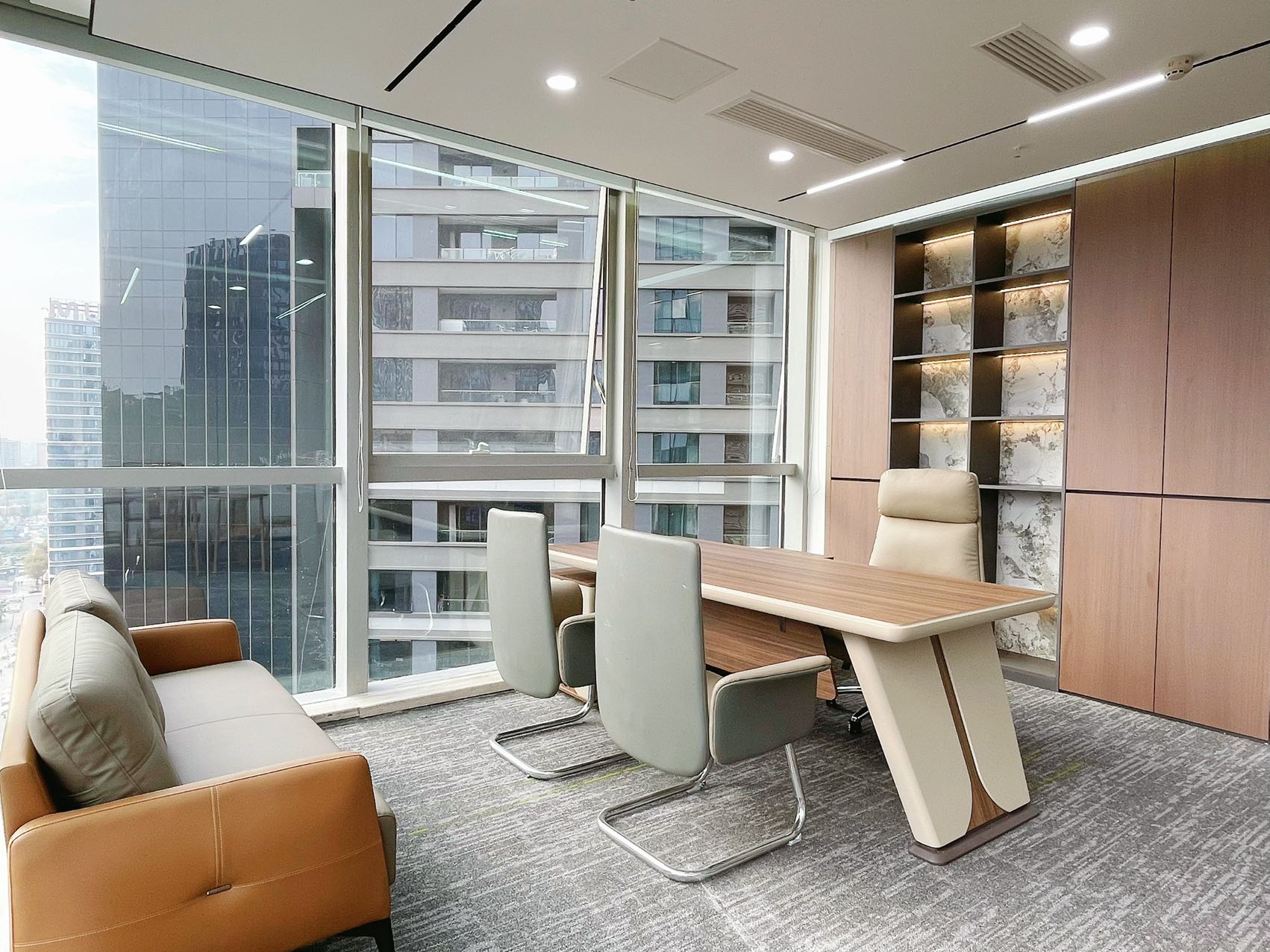 金融城无加时费优质楼盘 285平方 6隔间24工位 利用率高 视野巴适 大老板间 誉峰M3办公室出租