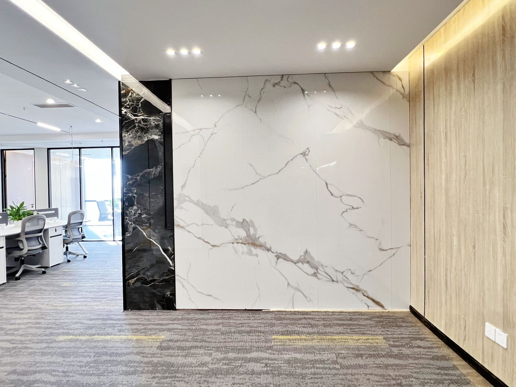 孵化园甲级楼盘 252平方电梯口户型 4隔间30工位 近地铁 地铁三线交汇 阳光金融中心办公室出租