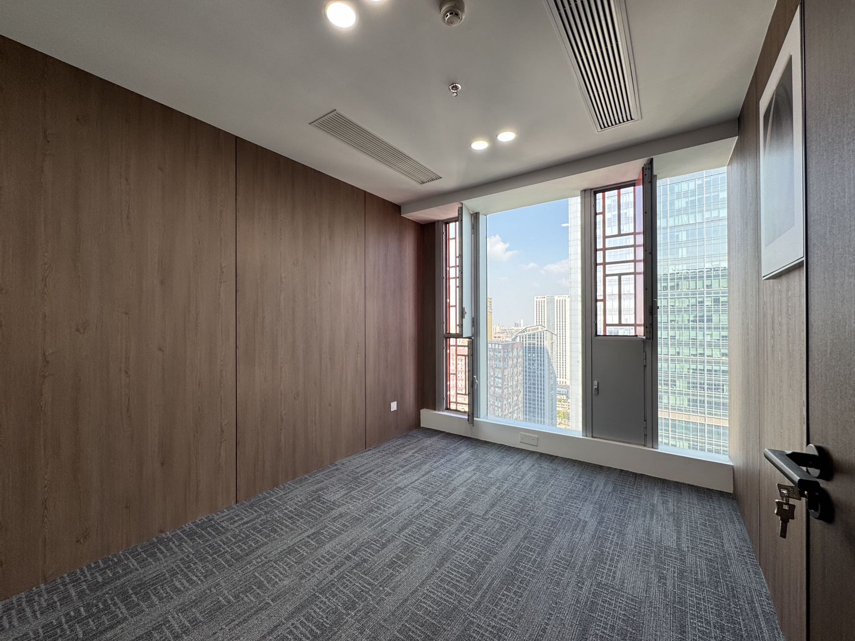 市中心春熙路地铁口 繁华地段 226平 4隔间24工位 带共享会议室 精装带家具 银石广场办公室出租