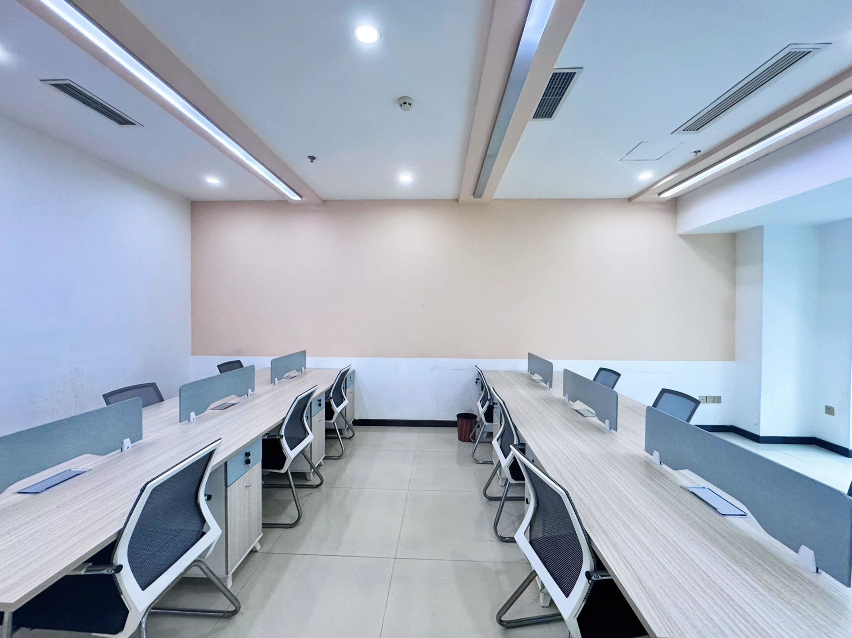 天府二街甲级楼盘 24小时空调 套租 3隔间15工位 含物业费 雄川金融中心办公室出租