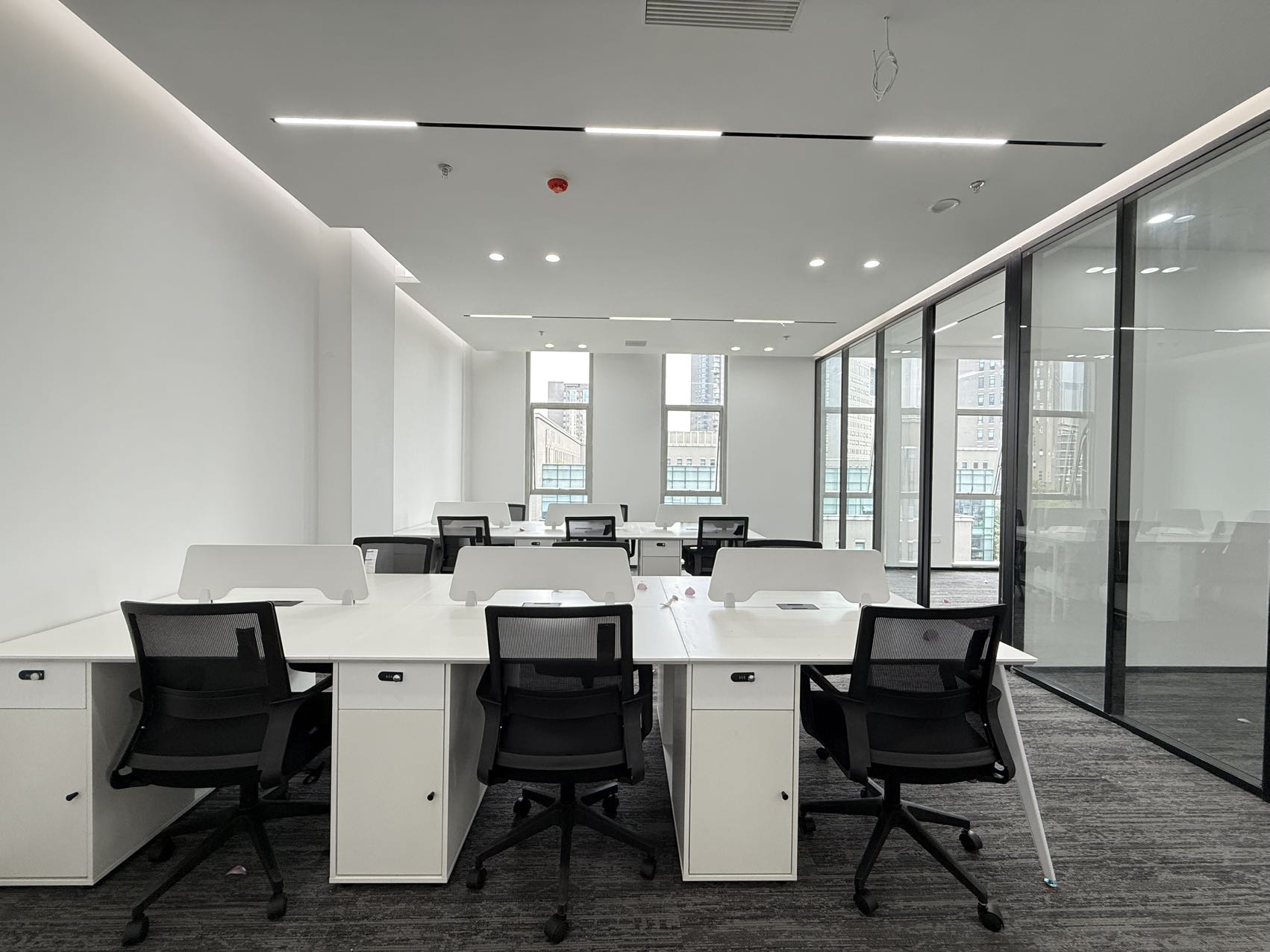 天府五街地铁方便 按套出租 3隔间15工位 24小时空调 园区氛围巴适 环境优美 天府软件园办公室出租