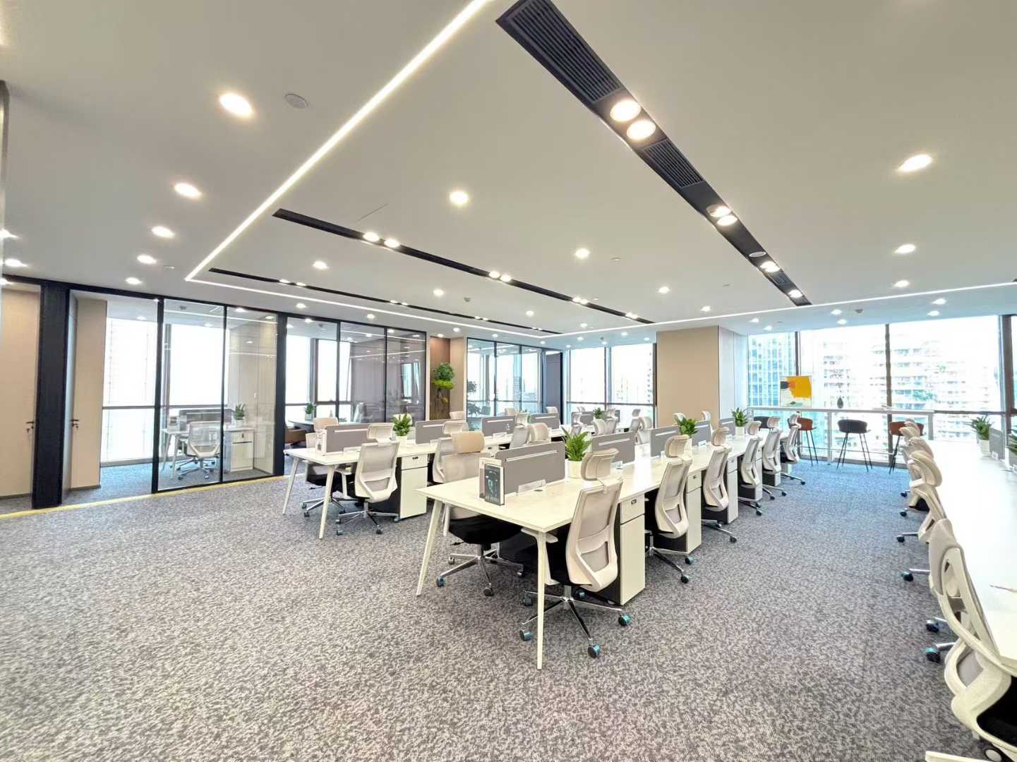 高新区世纪城地铁口甲级楼盘 391平方 5隔间50工位 双面采光 视野采光非常巴适 天祥广场办公室出租