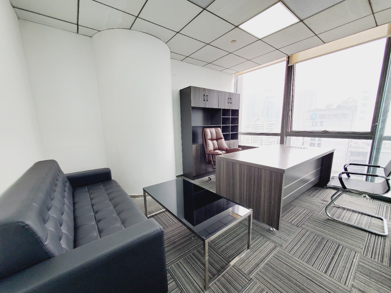 顺城大街丨富力中心 32人办公大厅 3办公室 精装带家具169平米