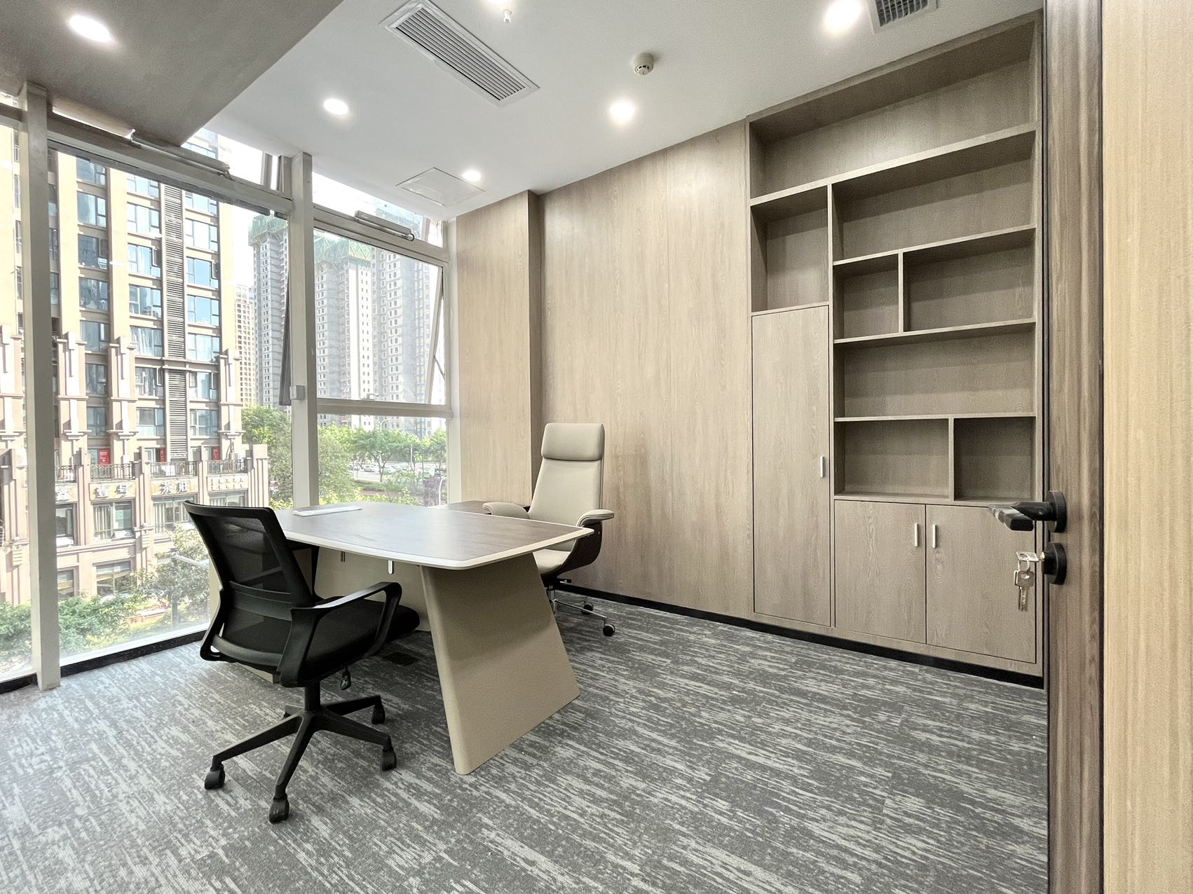 攀成钢精装小面积 按套出租 3隔间12工位 报价含物业费 24小时空调 落地窗 天廊T66办公室出租