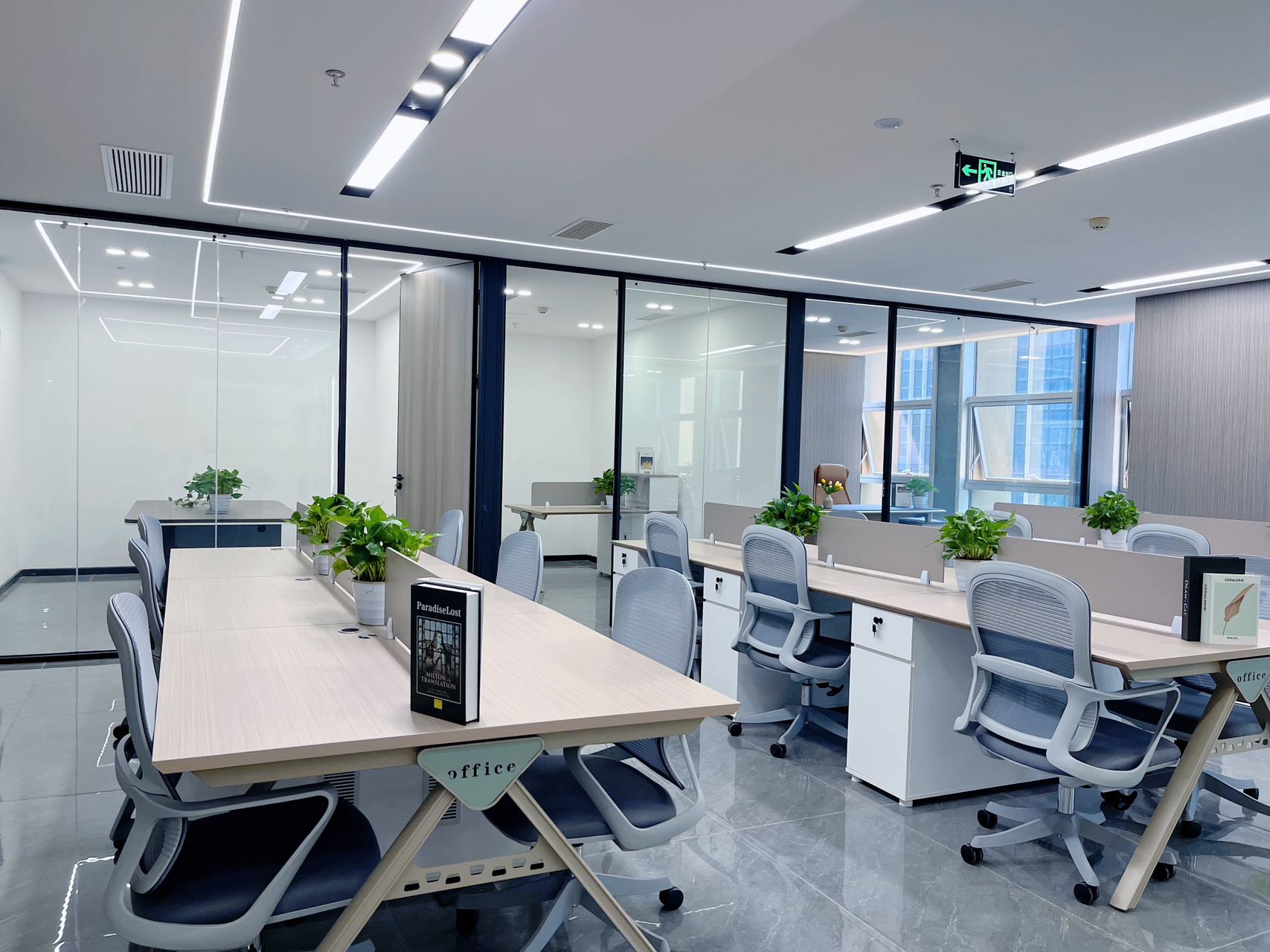 高新天府三街超甲楼宇 202平产权面积 5隔间18工位 户型方正 低区电梯口 无加时费 节能大厦办公室出租