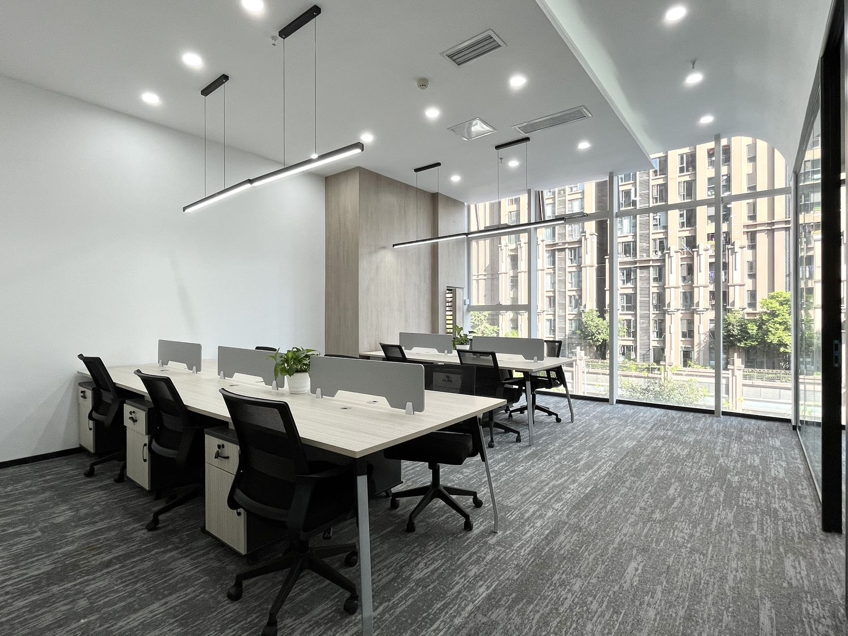 攀成钢精装小面积 按套出租 3隔间12工位 报价含物业费 24小时空调 落地窗 天廊T66办公室出租