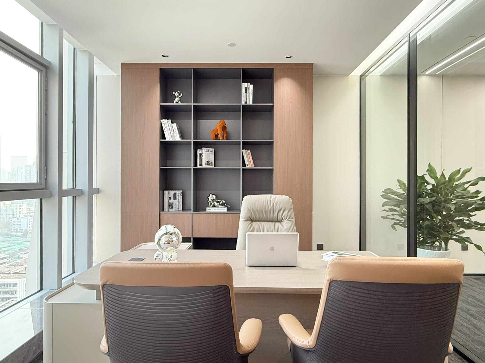 市中心3/4号线交汇-市二医院地铁口 服务面积307平 3隔间30工位 高区视野 楼盘高端 中朗157数智大厦办公室出租