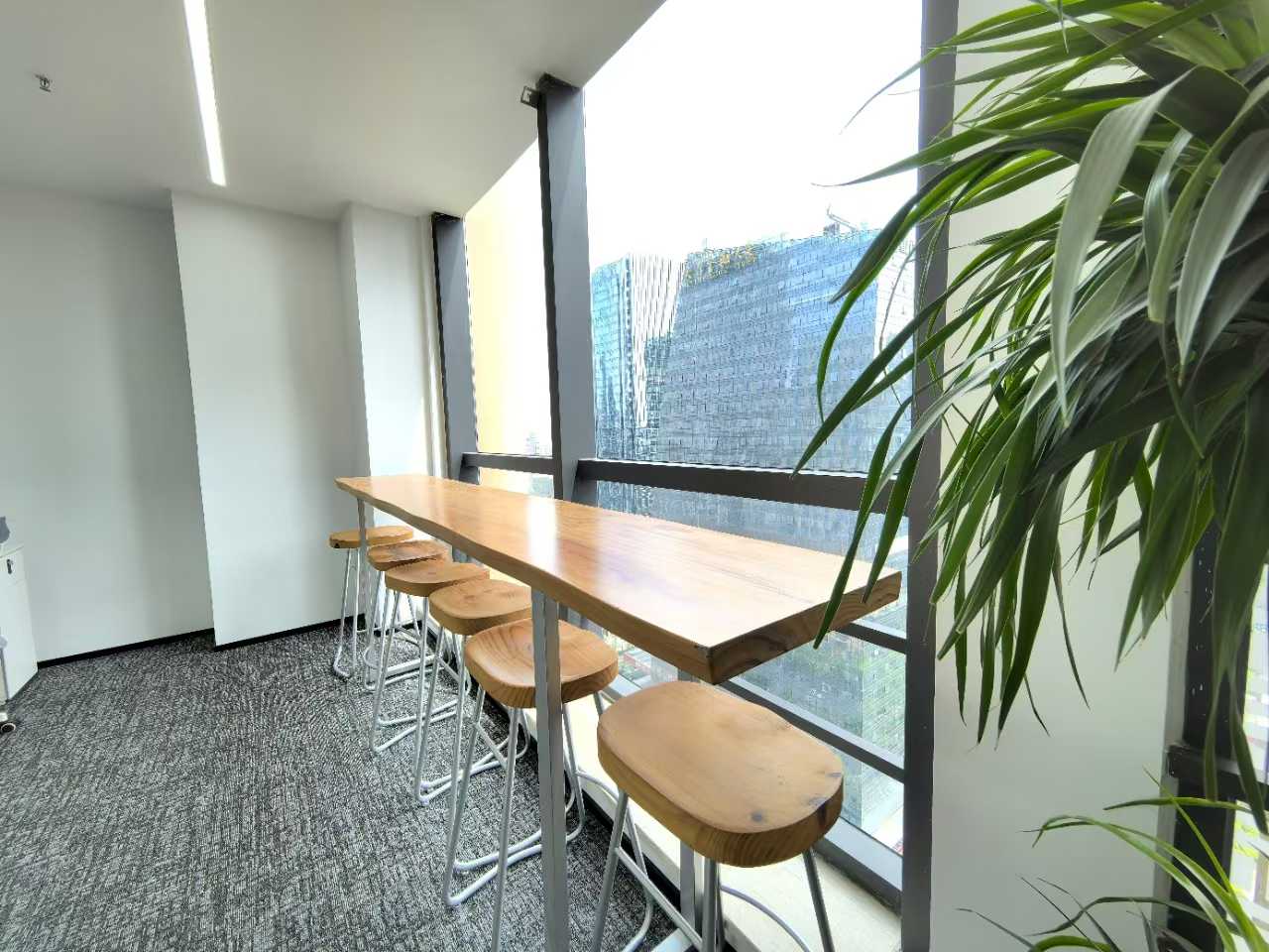 世纪城正对电梯口小户型 按套出租 3隔间18工位 报价含物业费 带家具可调整 蜀都中心办公室出租