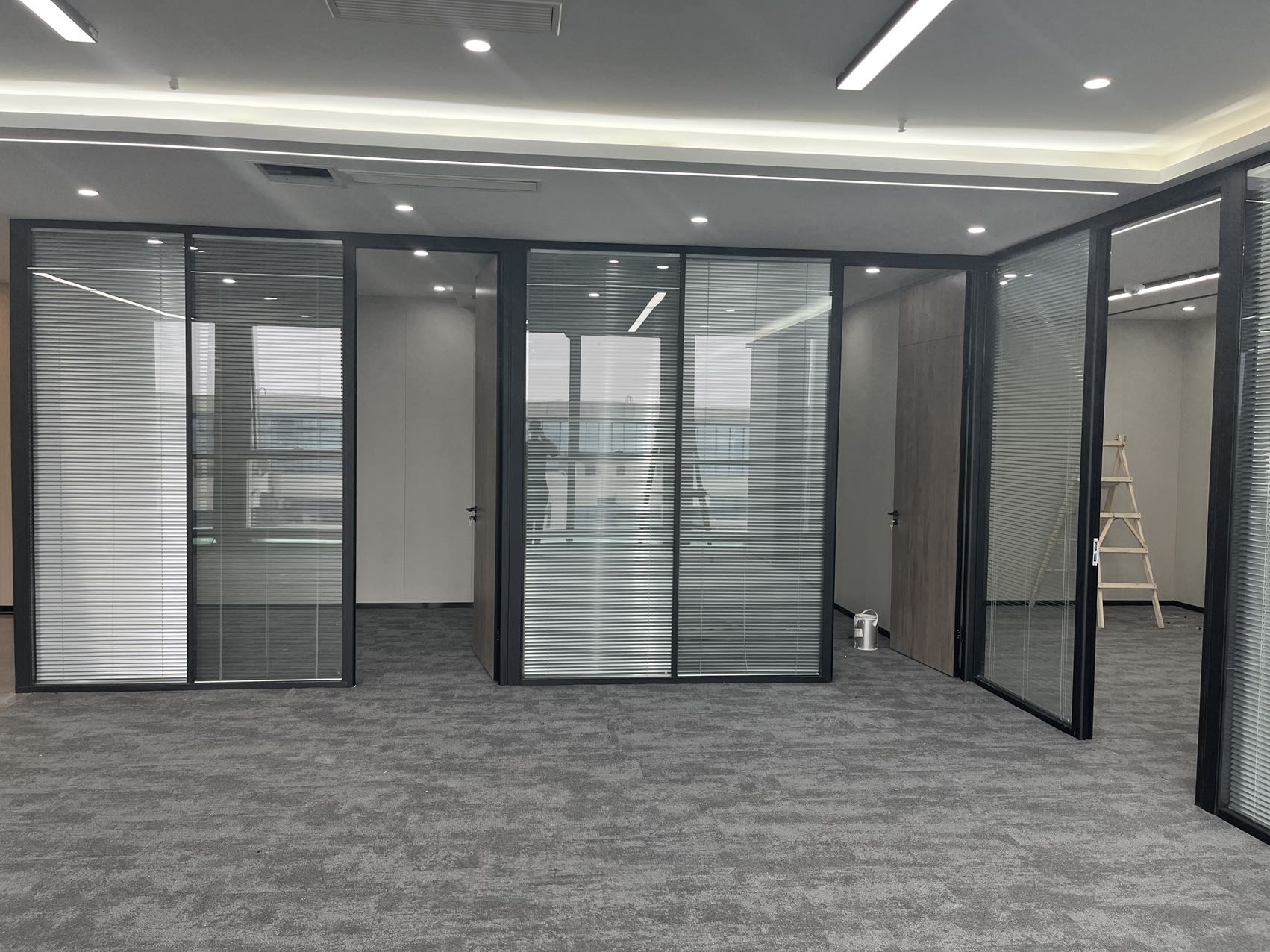 成华区东郊记忆超甲楼盘 295平方 4隔间32工位 24小时空调 电梯口 户型方正 万科大厦办公室出租