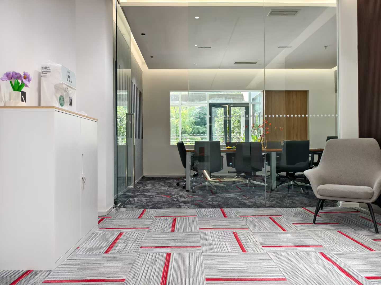 高新区园区办公户型 服务面积348平方 5隔间30工位 带家具 报价含物业费 大气前厅 软件园C区办公室出租