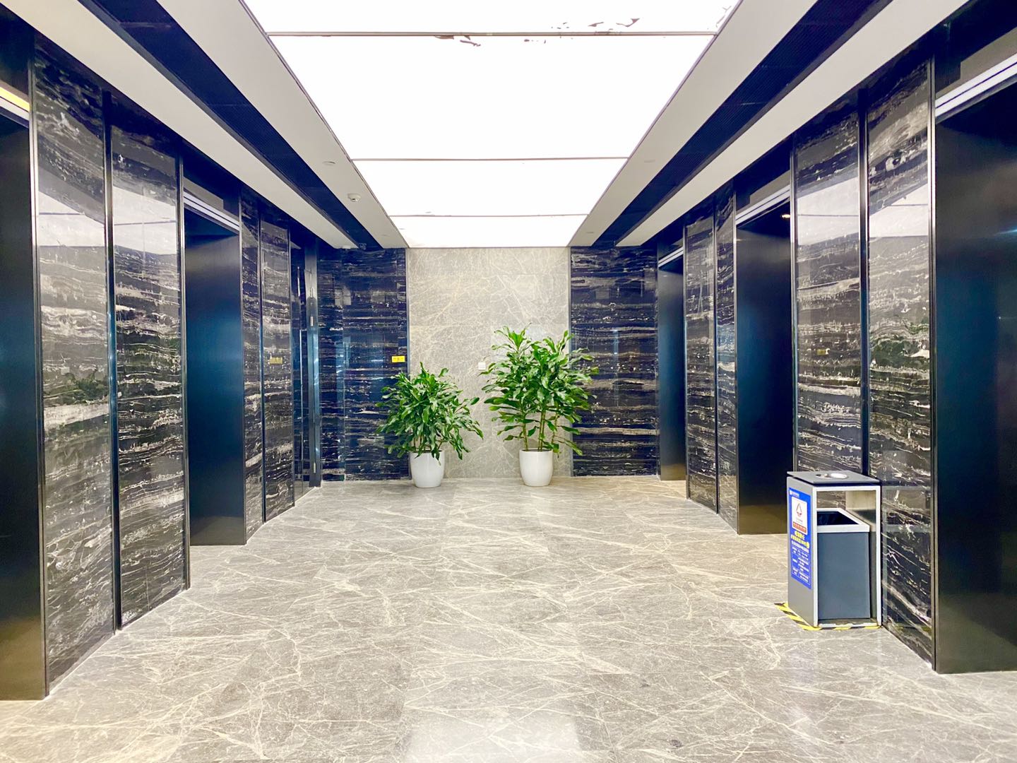 高新区世纪城绿地之窗高品质办公室 139平精装带家具