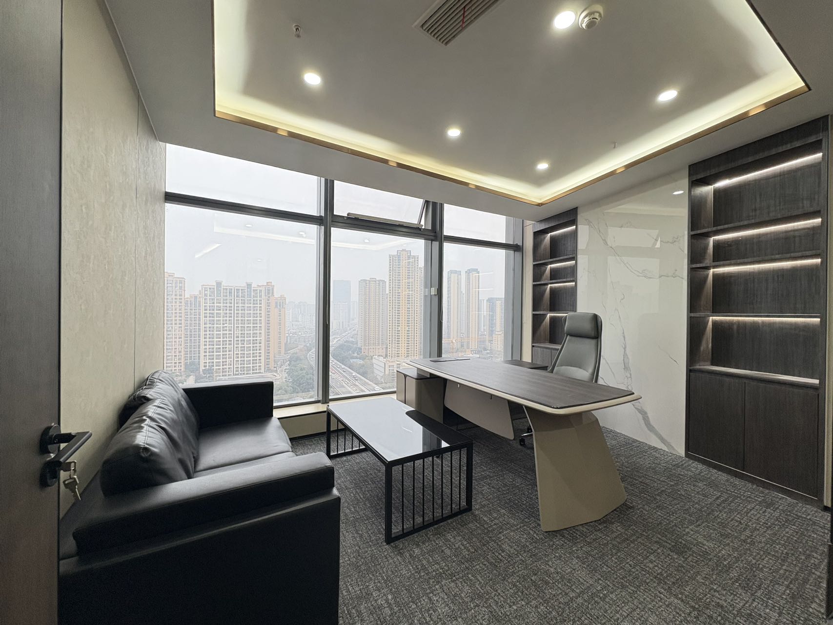 成华区杉板桥地铁三四百米 紧邻东较近 123平方 3隔间8工位 视野巴适 创业办事处优选  多弗国际办公室出租