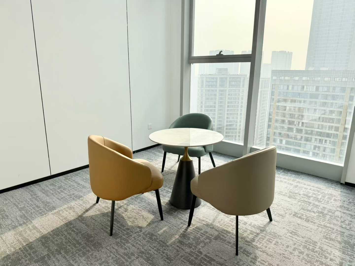 南门9号线芯岛三四百米 306平 4隔间32工位 西南双面采光 精装带家具 视野巴适 嘉润金融科技中心办公室出租