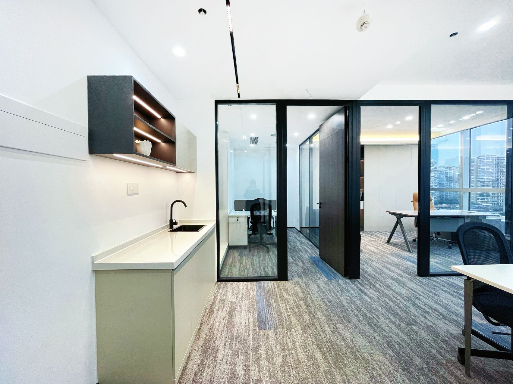 天府三街地铁采光面大 朝天府大道 100平方 2隔间8工位 艺术装修 带家具 视野巴适 希顿国际办公室出租