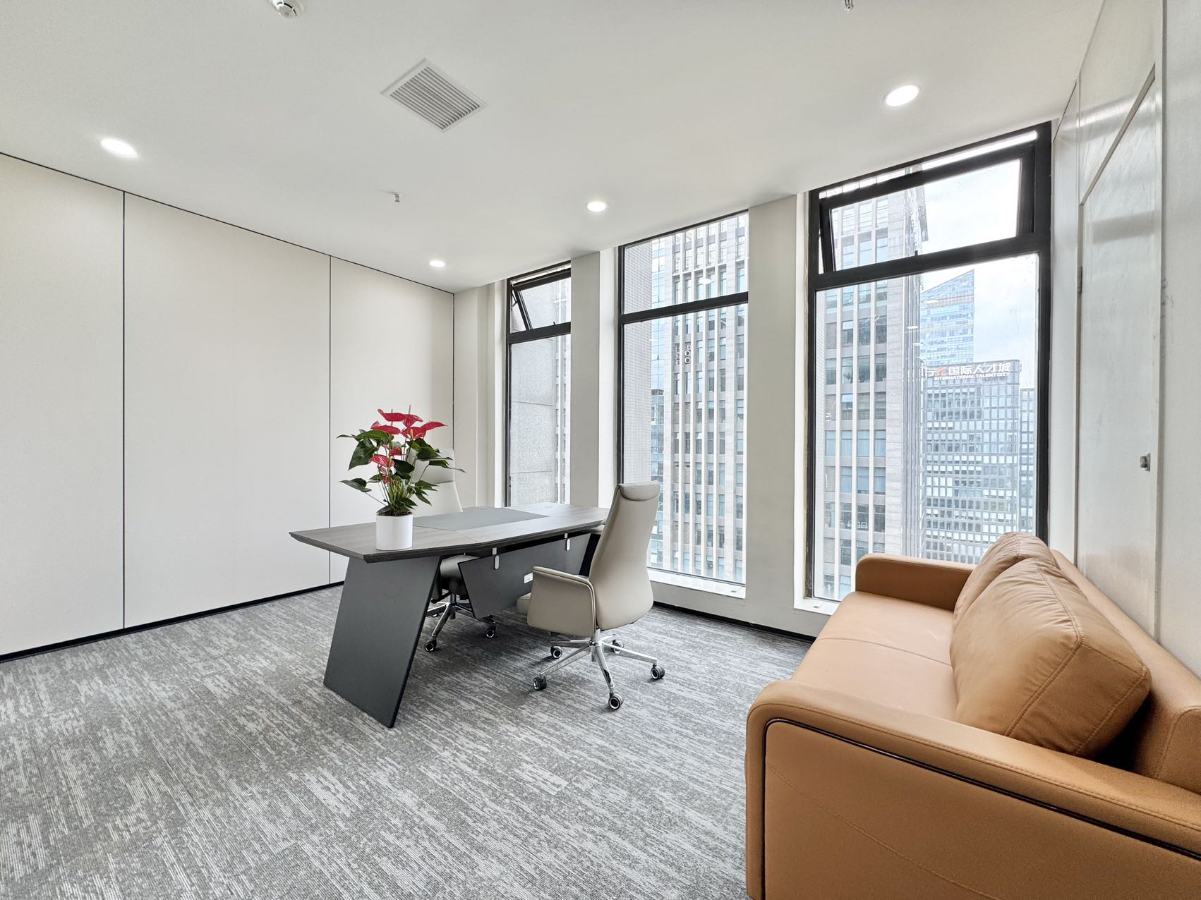 三街地铁上盖 24小时空调随时开 带共享会议室等配套 280平方 4隔间31工位 整层打造 新希望国际办公室出租