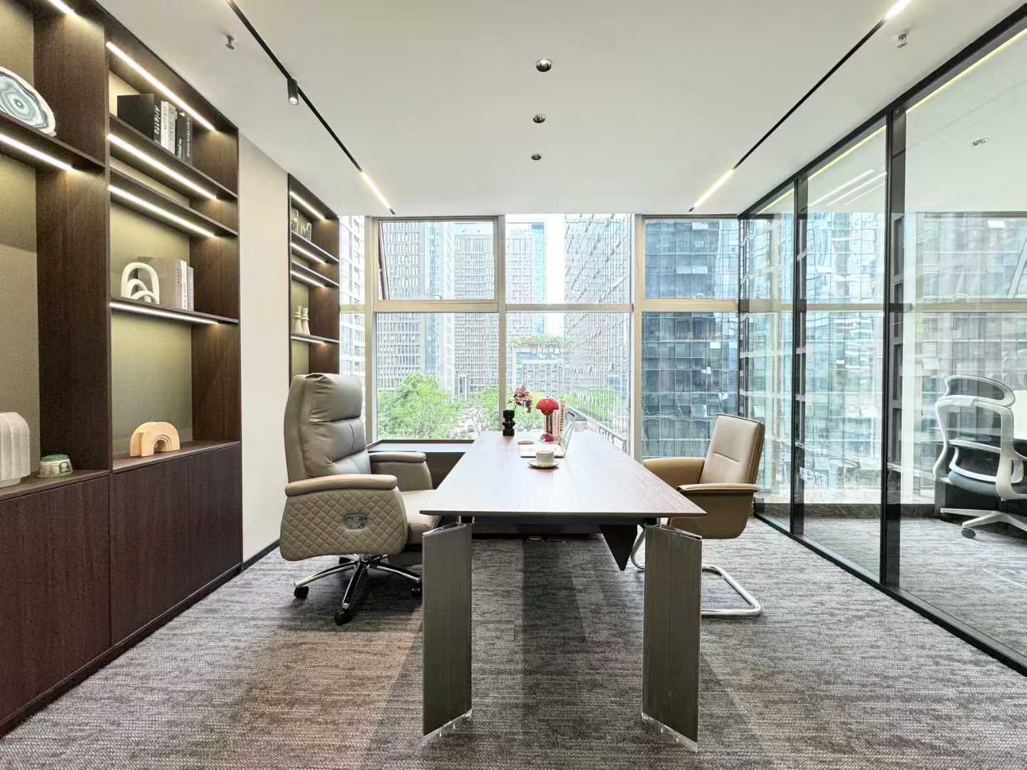 天府三街近地铁 低区大落地玻璃窗 电梯口 套租 5隔间28工位 精装带家具 装修新颖 香年广场办公室出租