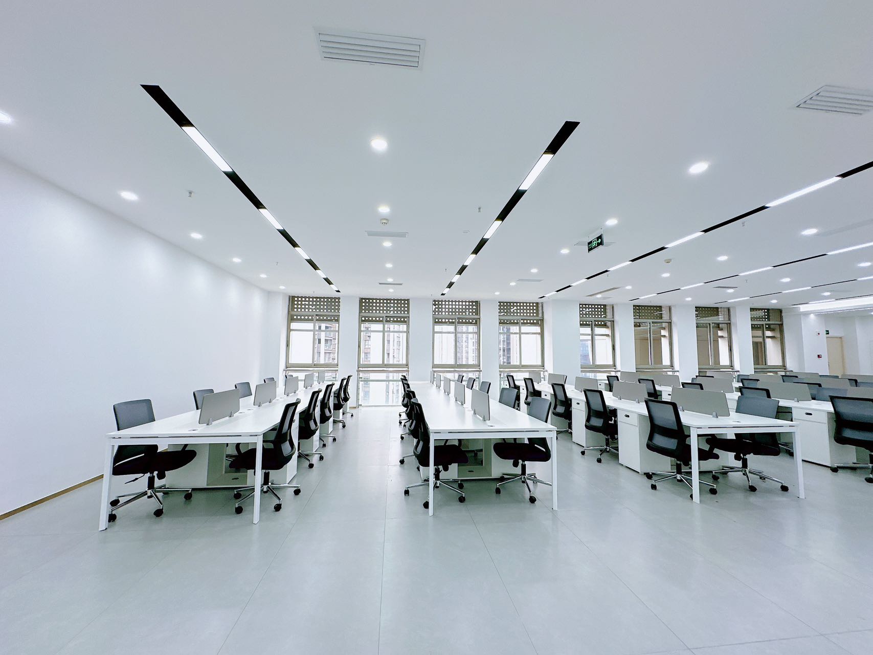 天府三街地铁口软件园B5精装大面积 140-150工位+6个隔间 精装带家具 户型方正 停车收费便宜 软件园办公室出租