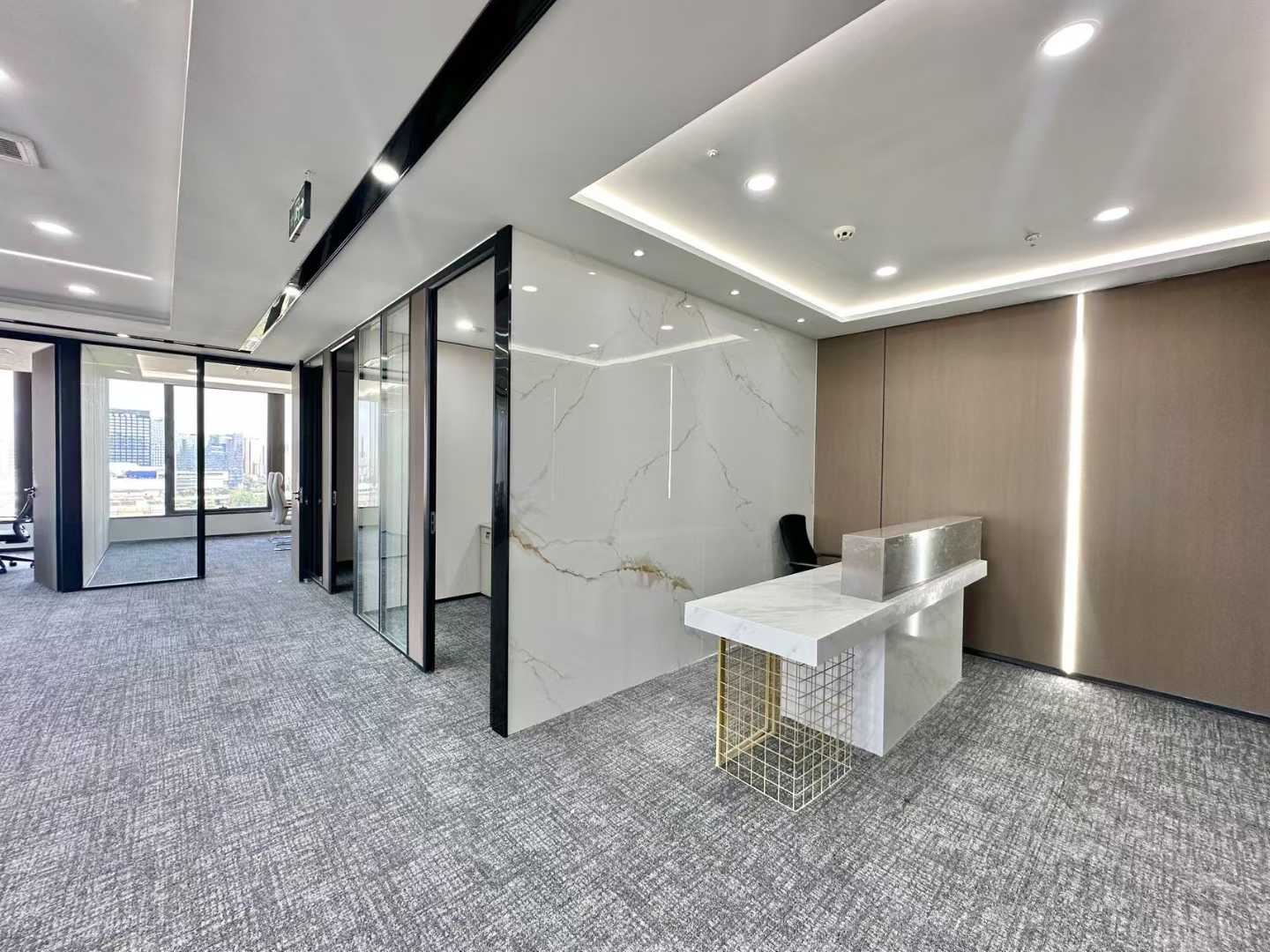 火车南站甲级新装修户型 3隔间1会议室23工位 双面采光 特价含物业费出租 安格斯国际办公室出租