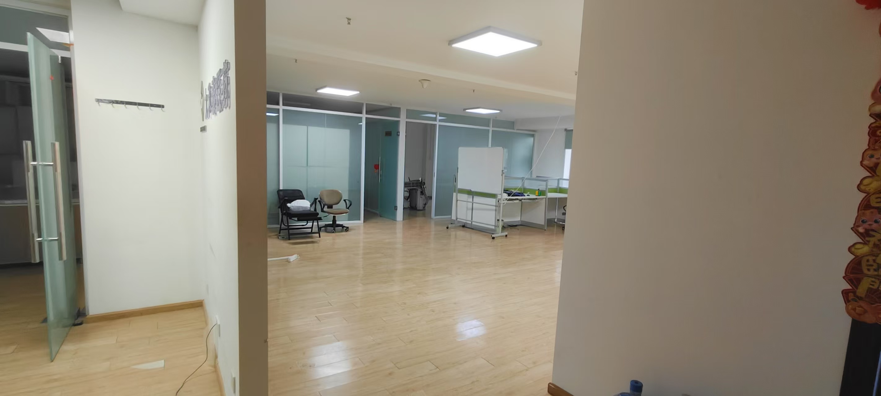 成华区临近动物园 3号线昭觉寺南路地铁口 256平方 房东直租 交通方便 融景城办公室出租