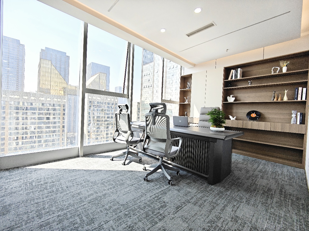 1号线孵化园9号线芯岛三四百米 329平方 4隔间40工位 双面采光 高区视野非常向阳 嘉煜金融科技中心办公室出租