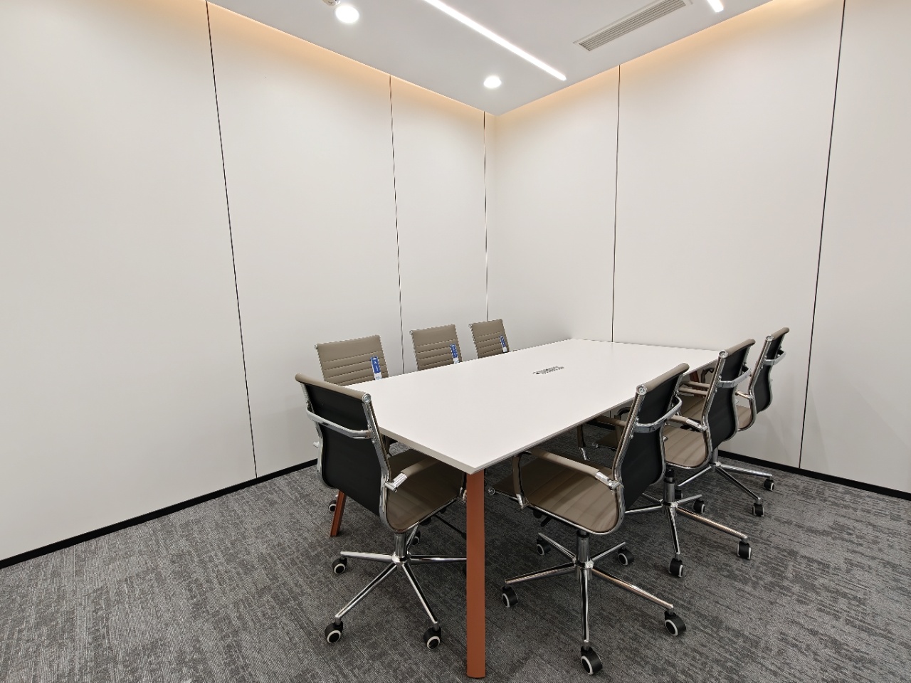 孵化园甲写空调开放时间长 358平 5隔间40工位 价格含家具 户型方正 嘉煜金融科技中心办公室出租