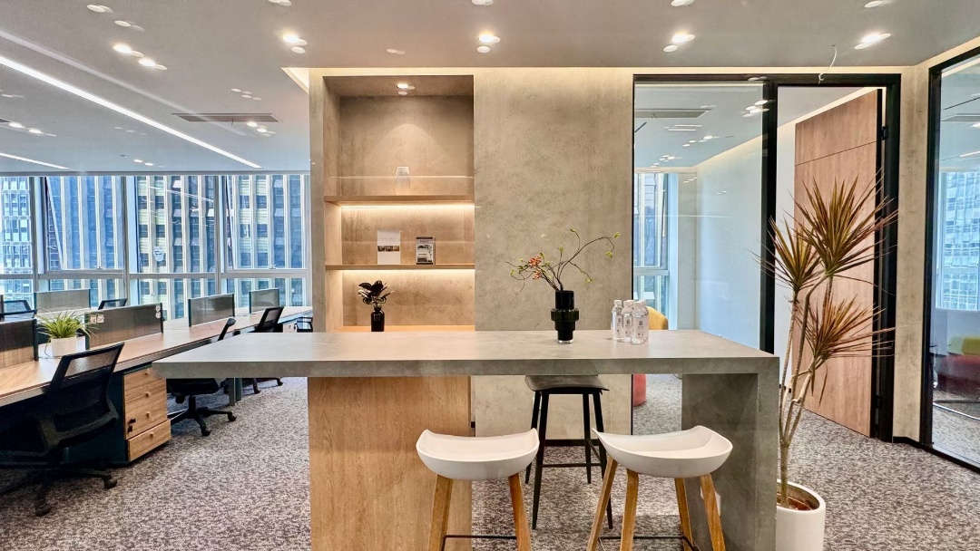 天府三街甲级楼盘 产权面积出租 389平方 6隔间50工位 户型方正 装修大气上档次 带家具 希顿国际办公室出租