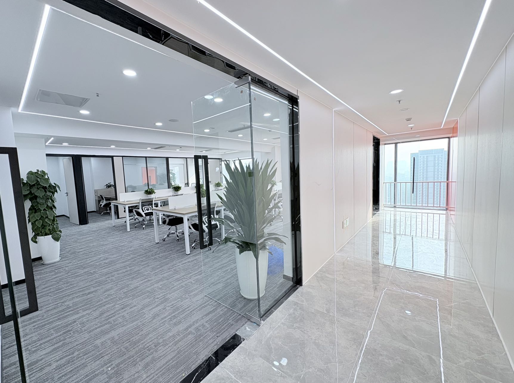 金牛区紧邻2环 265平方 5隔间23工位 高区视野巴适 精装带家具 地铁口 迈里中心办公室出租