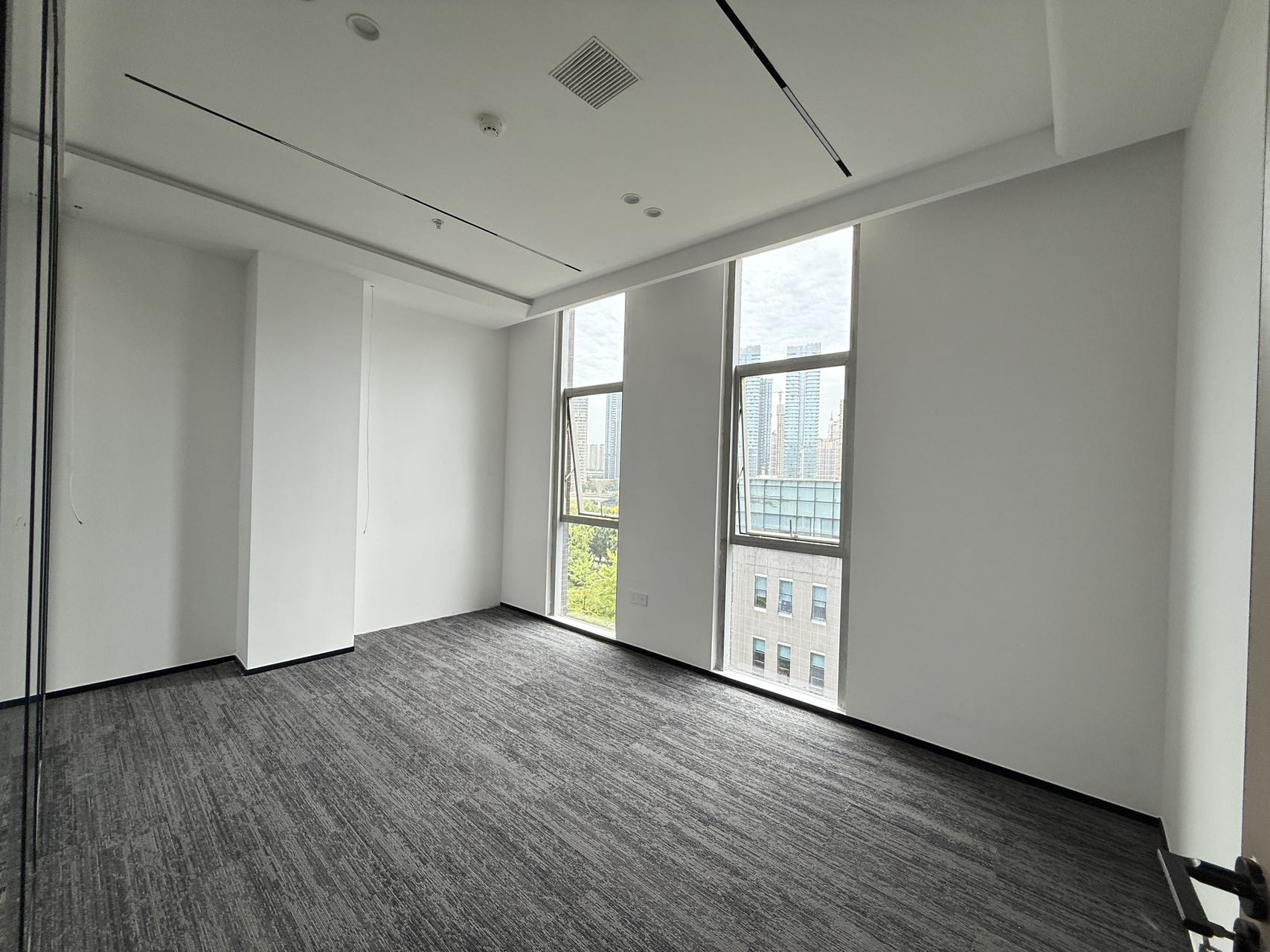 天府五街园区办公 办公氛围巴适 按套出租 3隔间12工位 带前台 报价含物业费 软件园写字楼出租