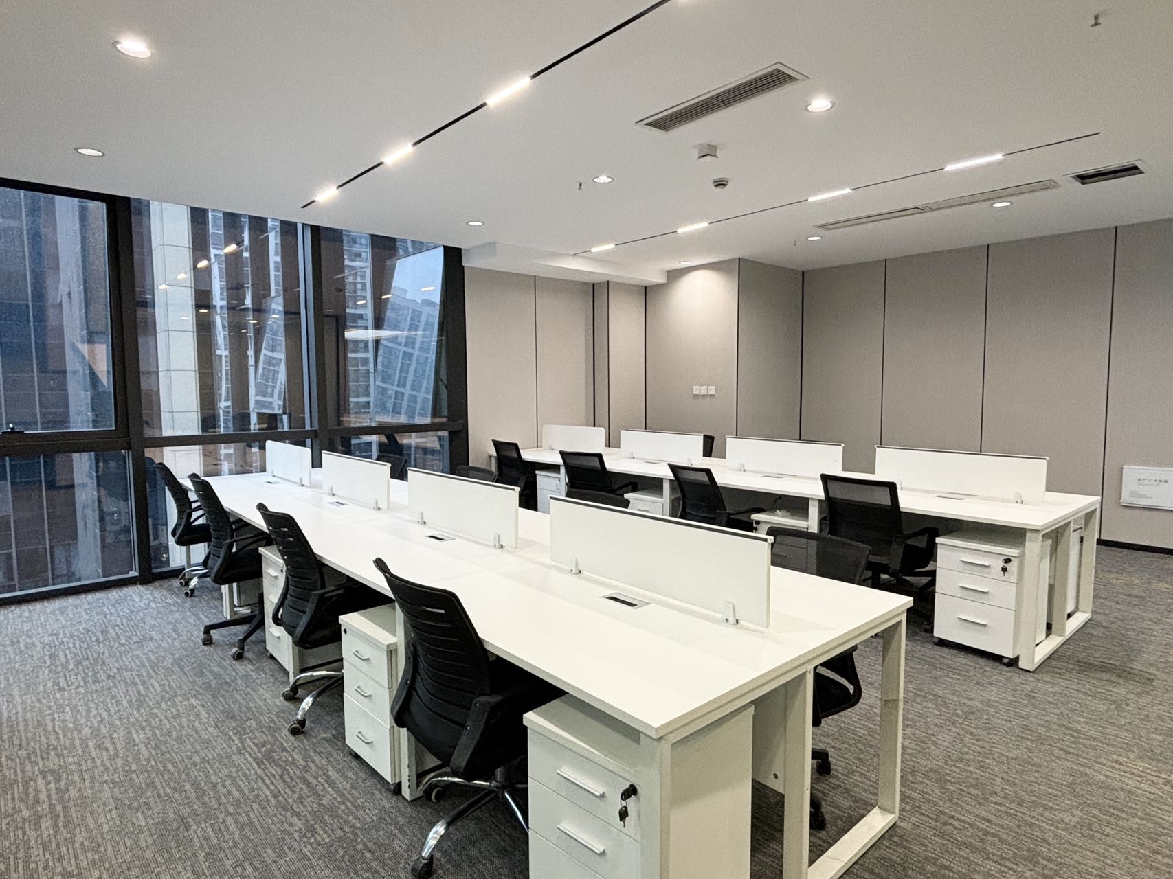 孵化园地铁口三四百米 小面积双面采光 176平 3隔间16工位 含税价  拎包入住 楚峰国际办公室出租