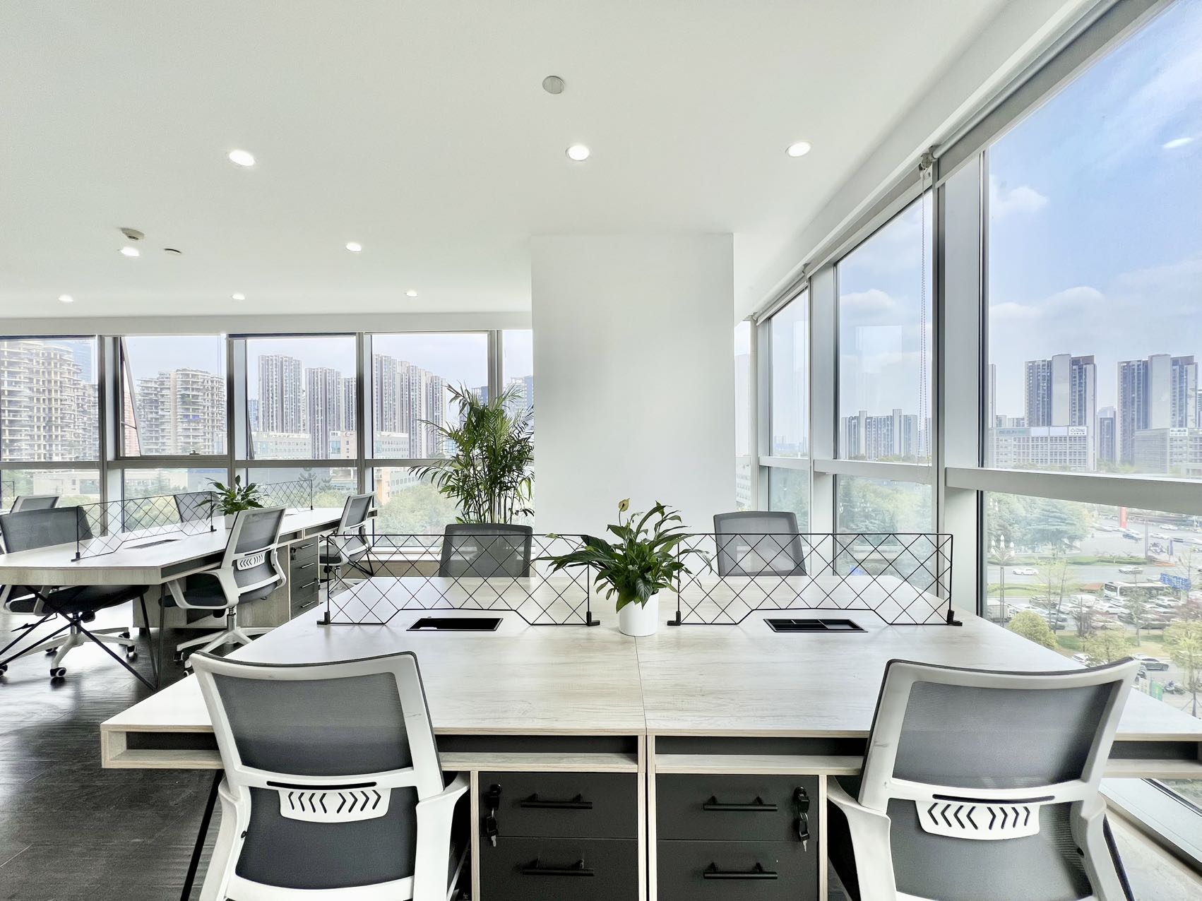 天府三街地铁两三百米 双面采光户型 238平方 1隔间30工位 可以价格见 带展柜 希顿国际广场C座办公室出租