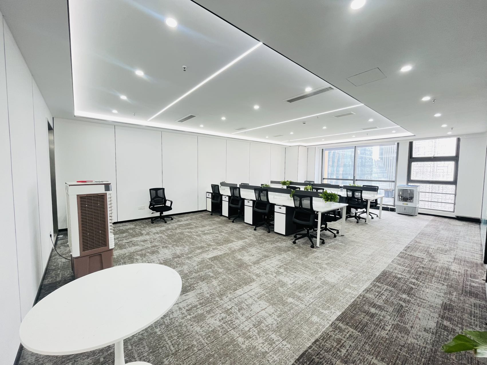 世纪城精装高区户型 套租 2隔间24工位 报价含物业费 精装带家具 采光面大 蜀都中心办公室出租|高新区写字楼|高新区办公室|租小团