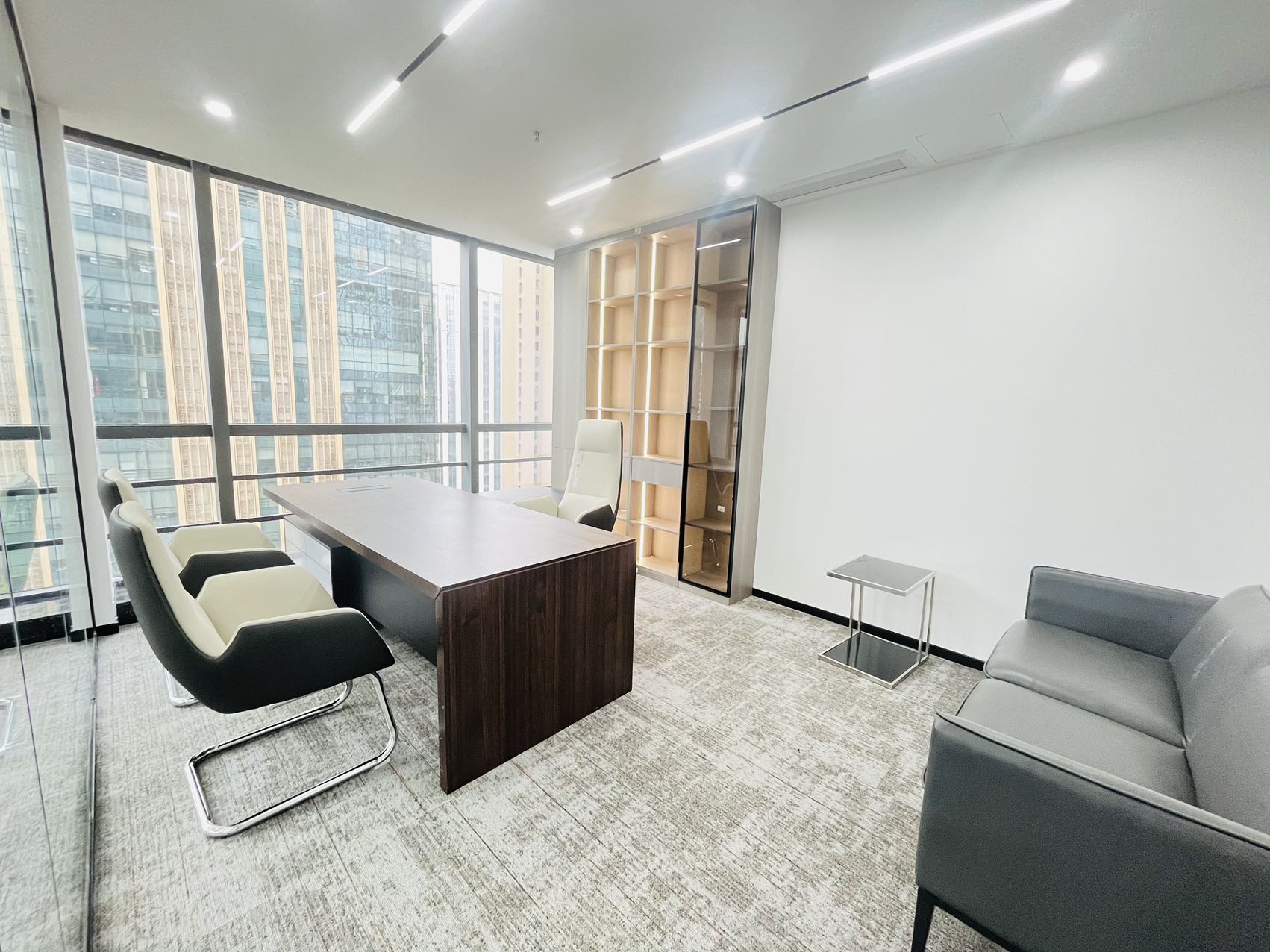 世纪城双面采光精选户型 采光面大 视野巴适 217平方 3隔间30工位 含物业费 蜀都中心办公室出租