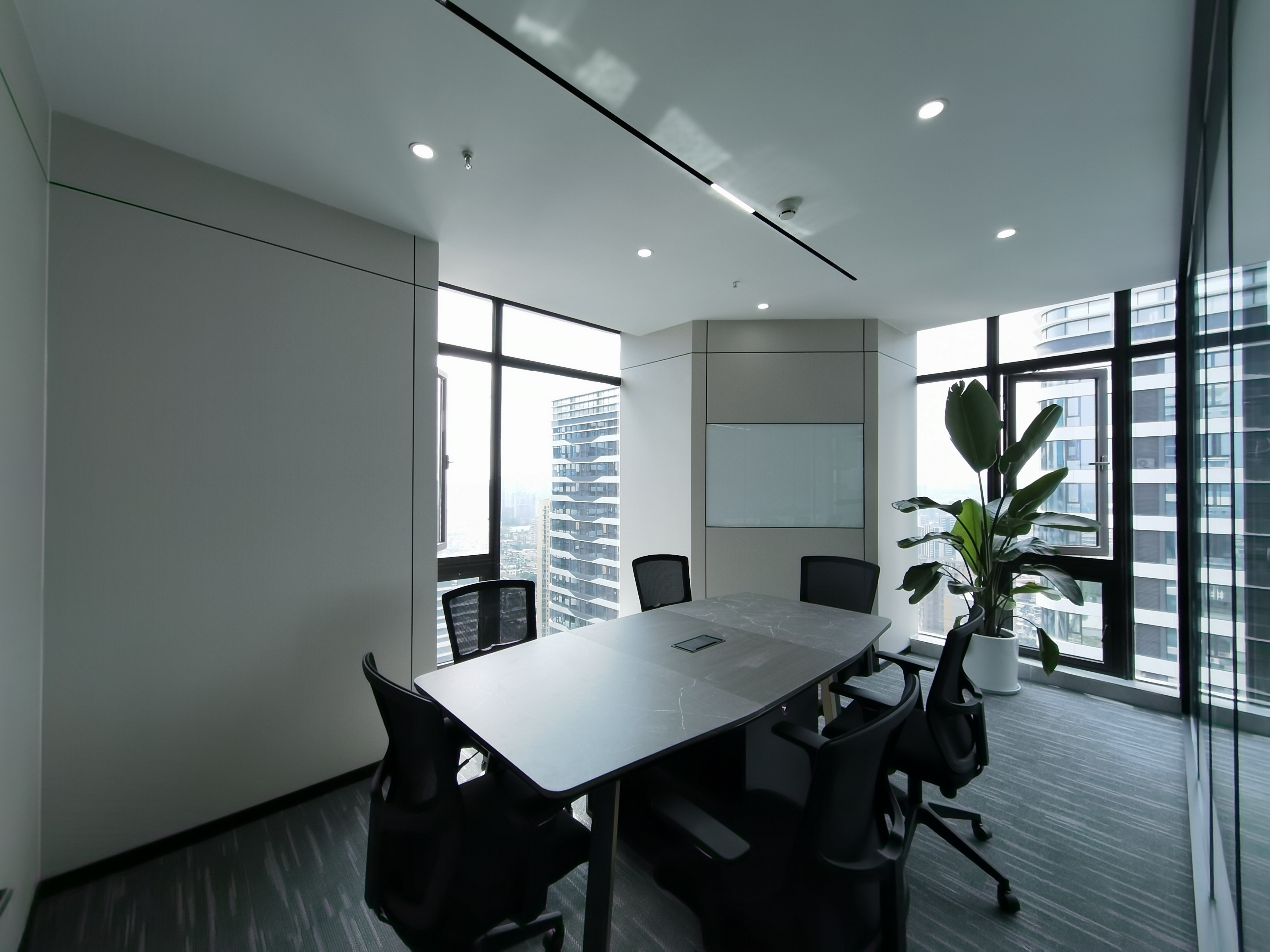 成华区近理工大学 156平方 3隔间12工位 双面采光 24小时空调 近地铁 龙光世纪中心办公室出租