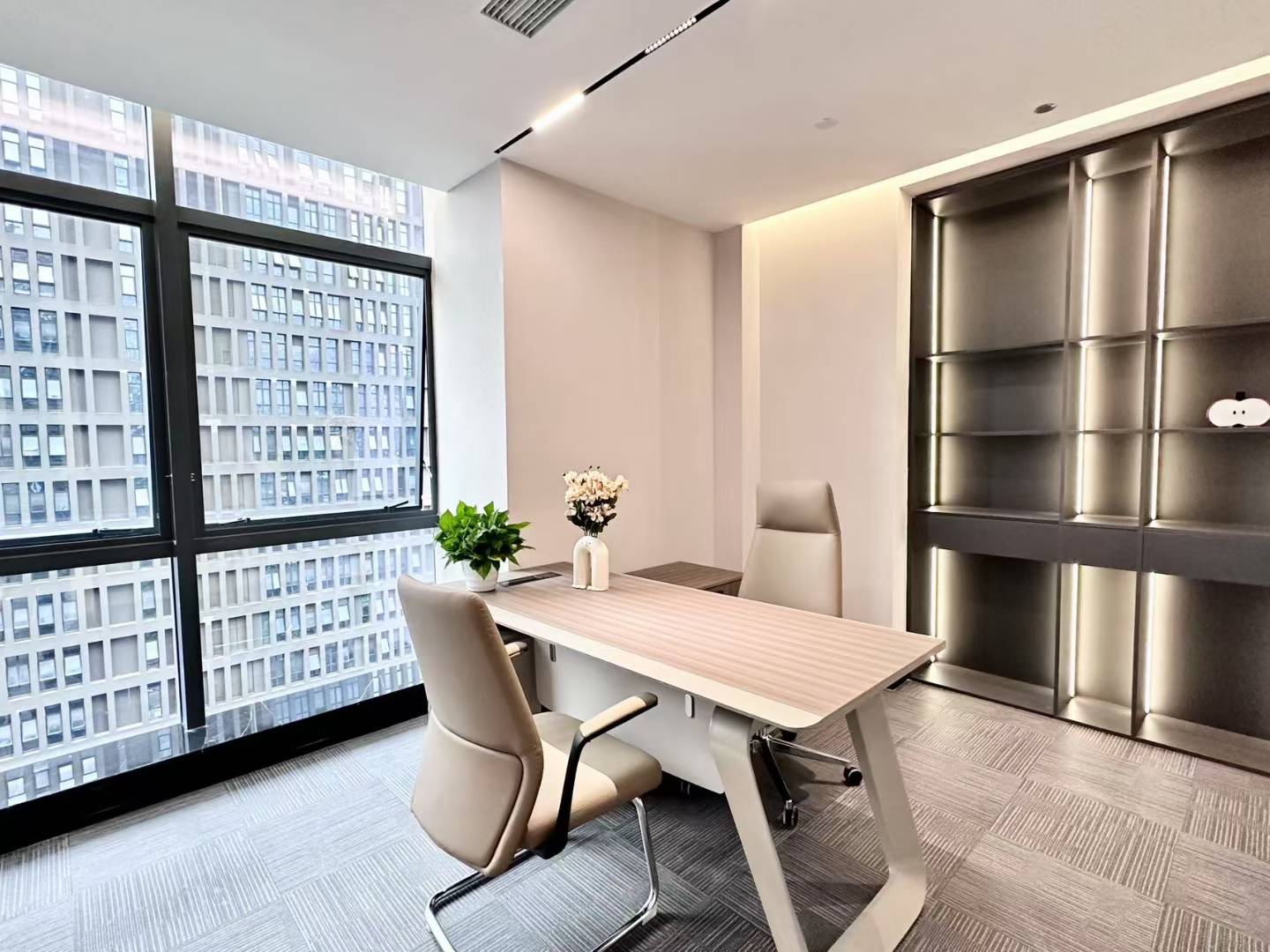 航兴国际楼栋天花板装修 332平 4隔间2储物29工位带前台 报价75元 价格可聊 写字楼出租